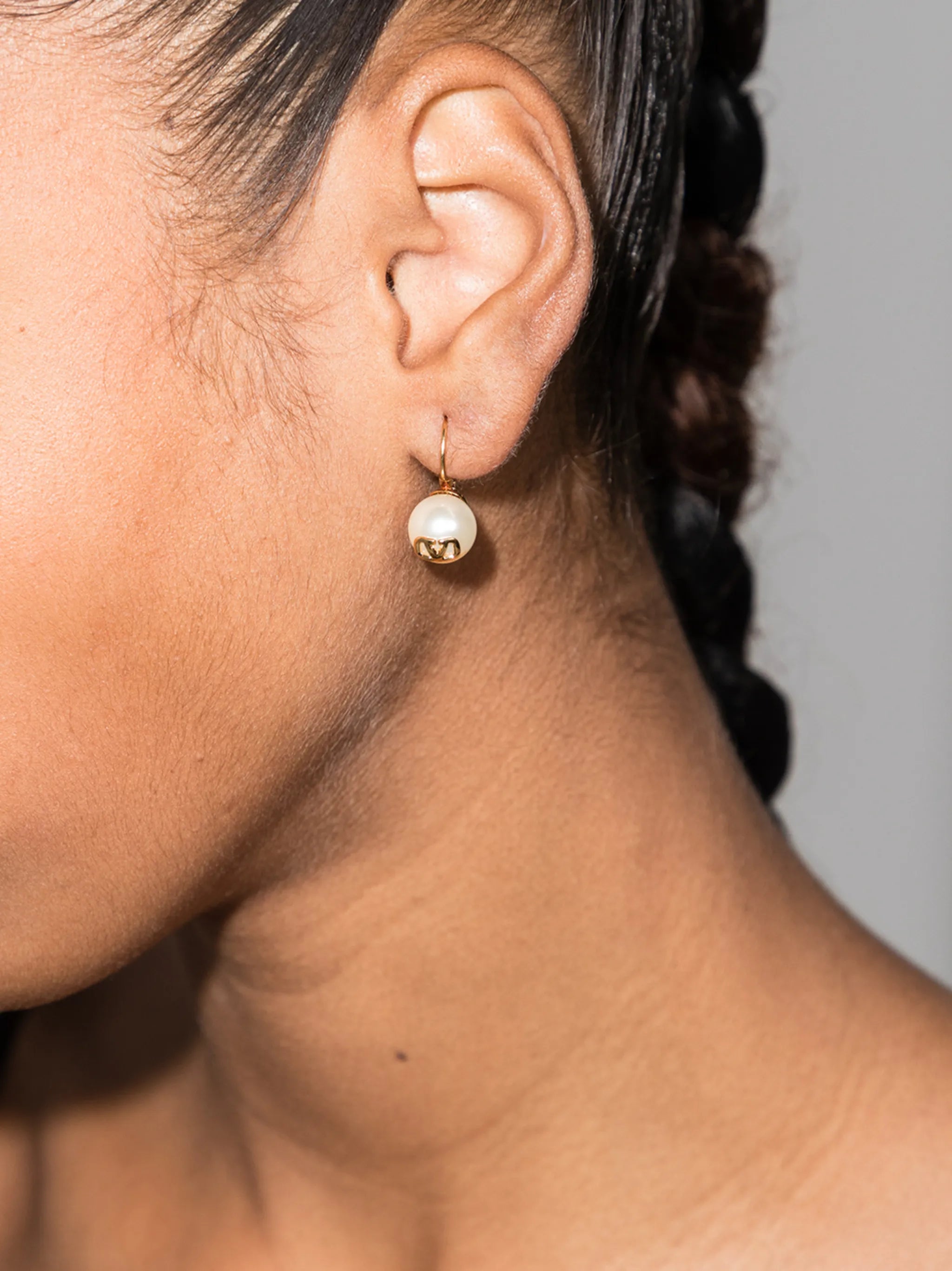 VLogo Signature pearl drop earrings