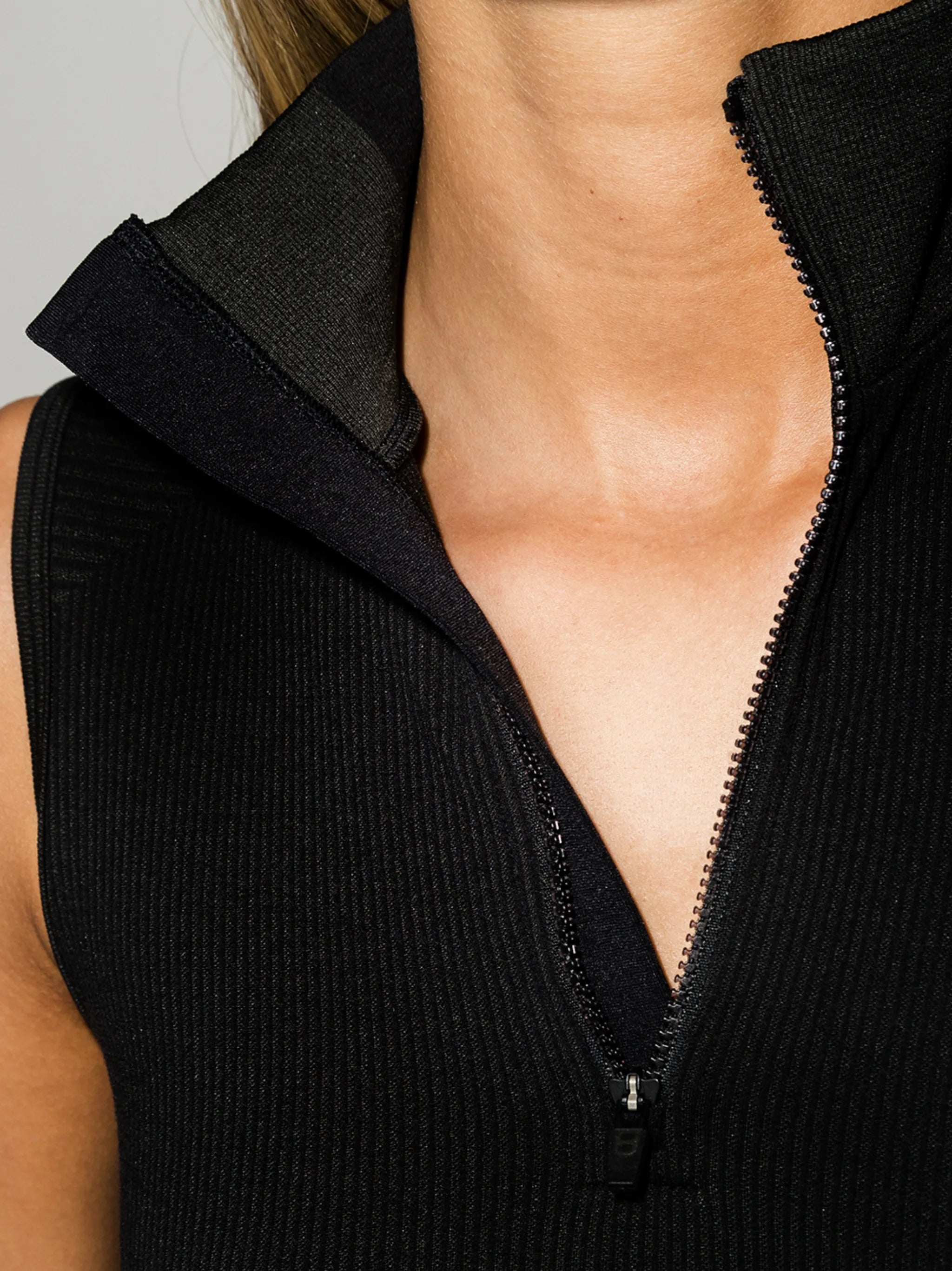 ribbed zipped cropped top