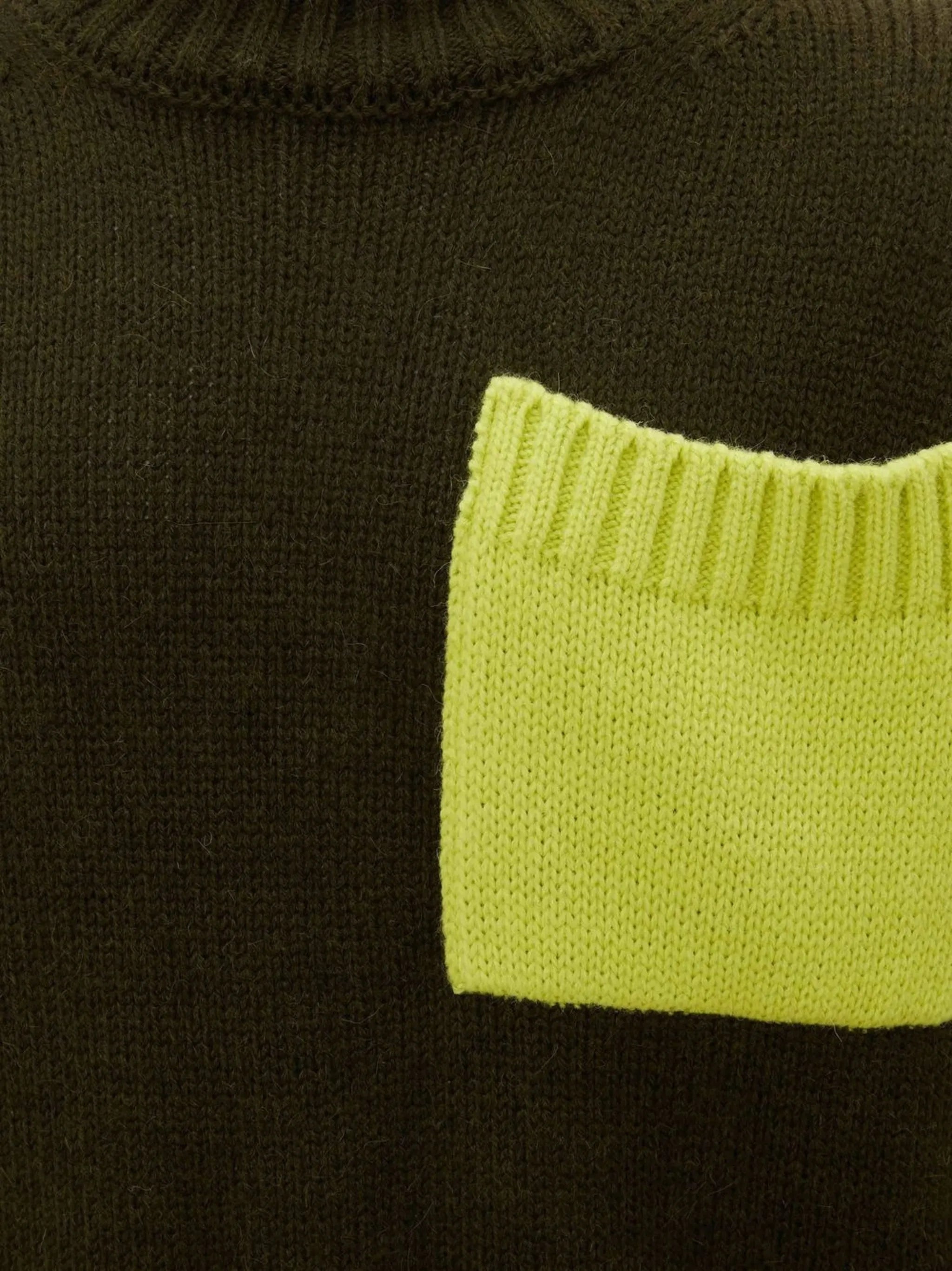 contrast-pocket roll-neck jumper