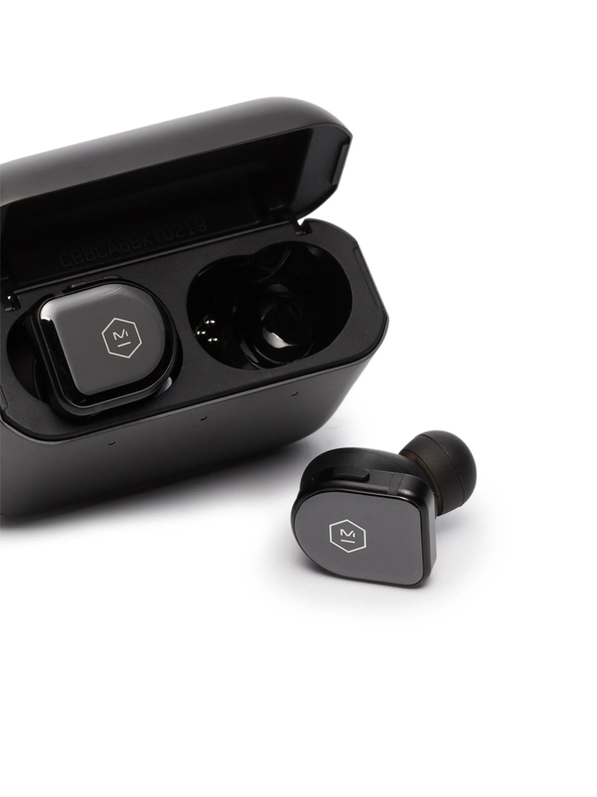 Active noise-cancelling wireless earphones