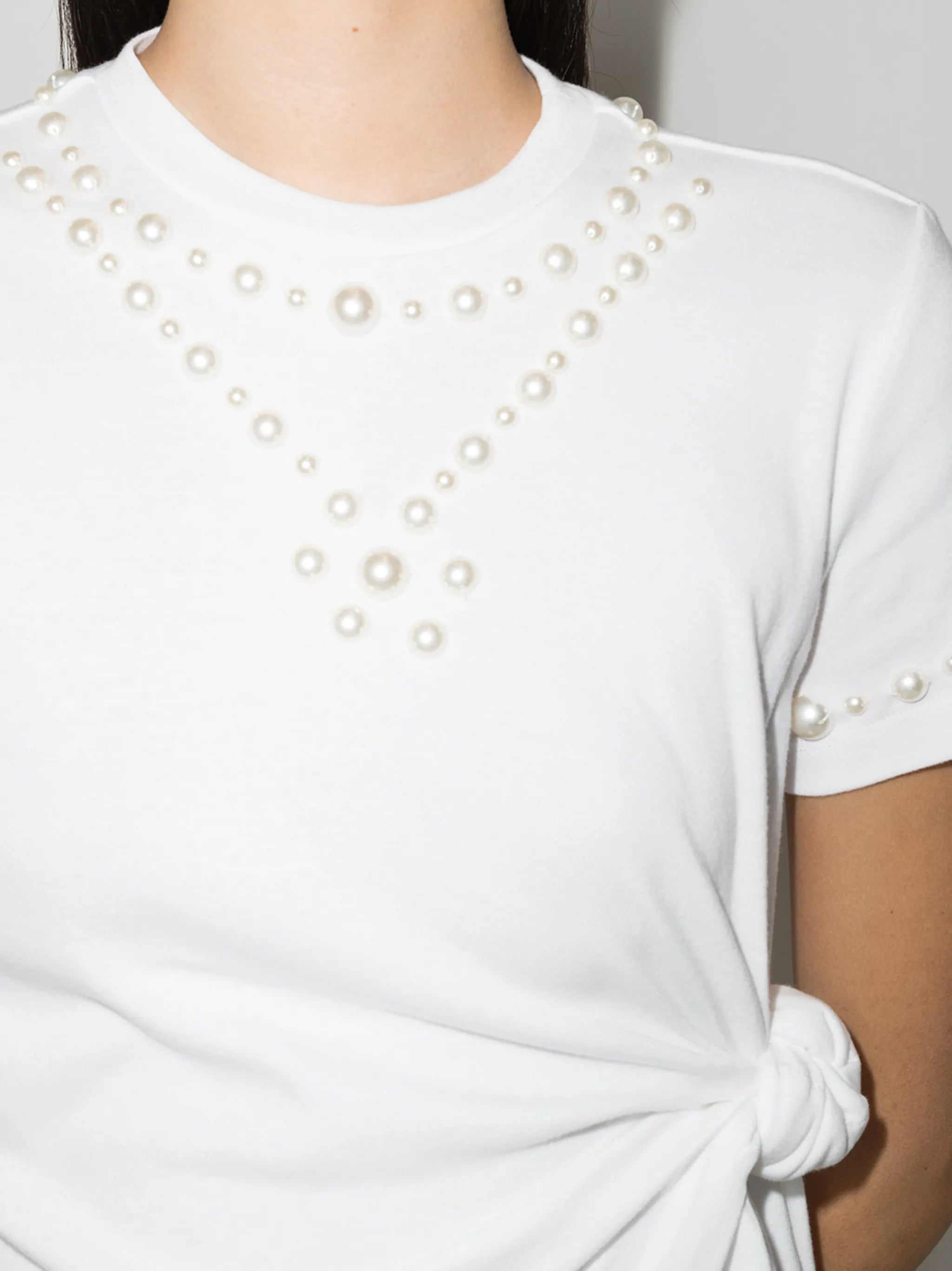 pearl-embellished knotted T-shirt