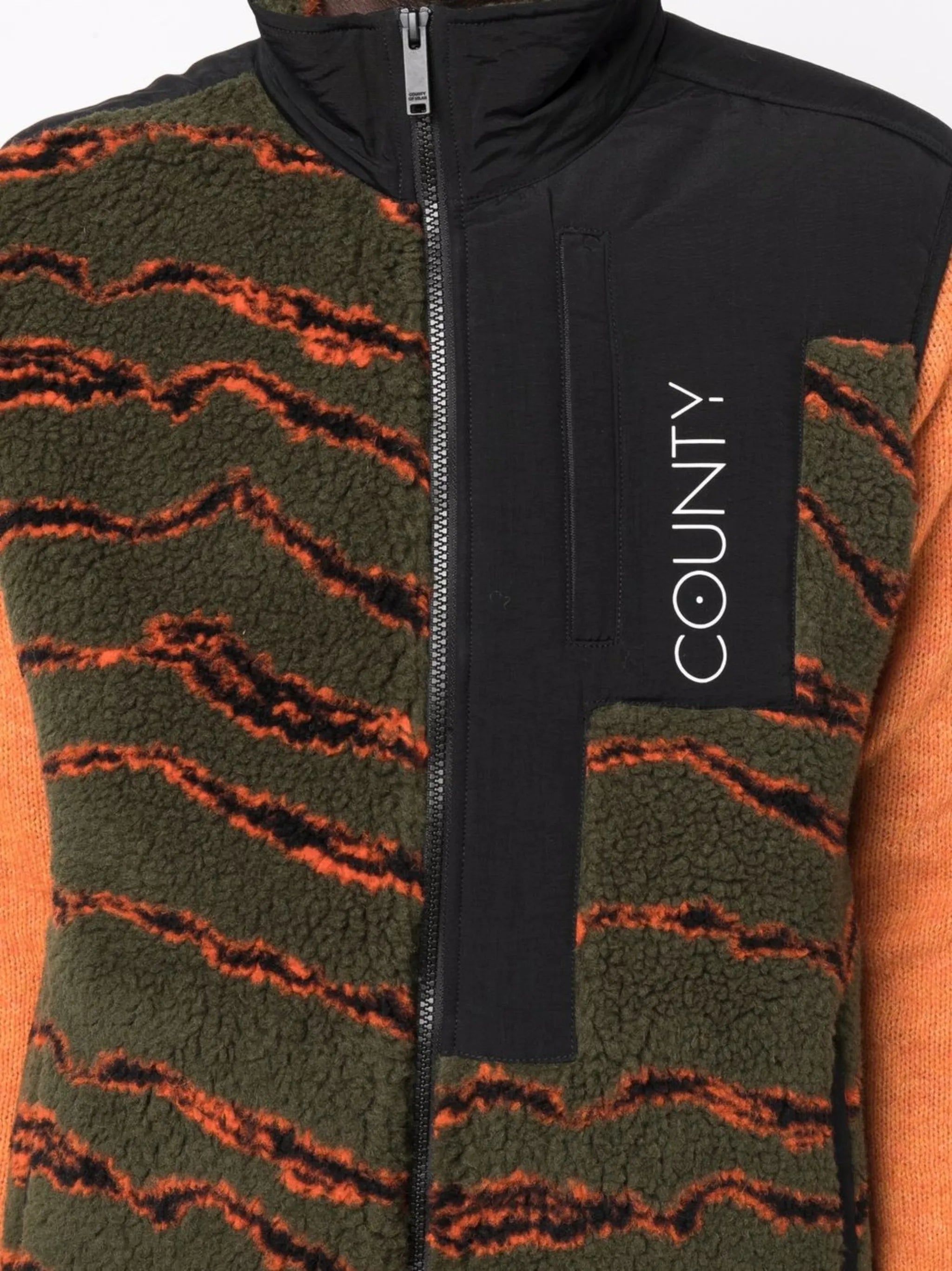 camouflage-print pile zipped gilet