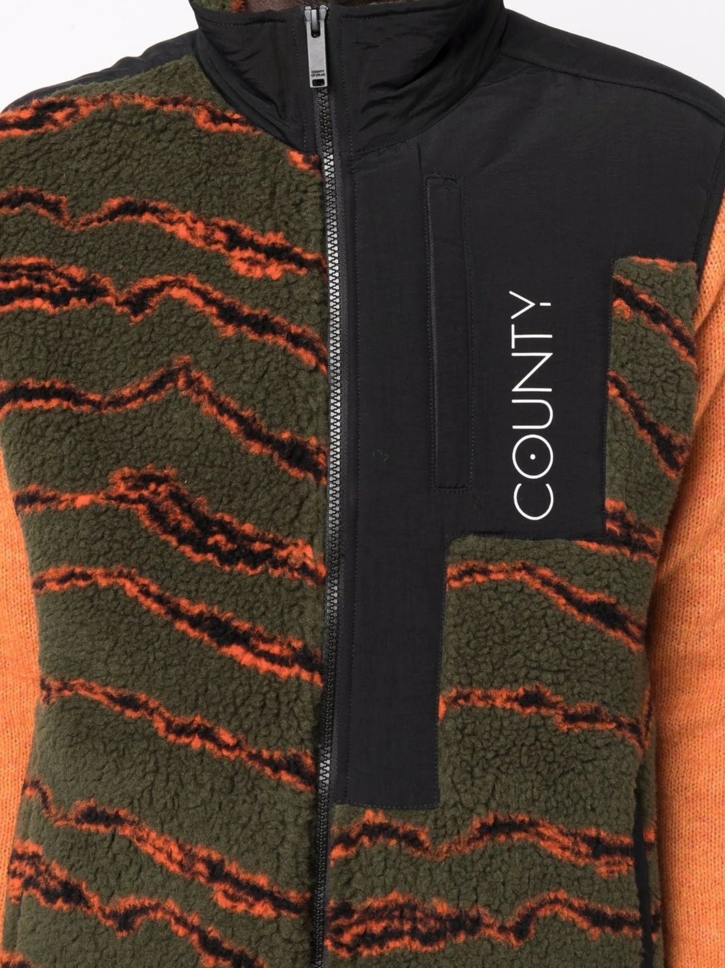 camouflage-print pile zipped gilet