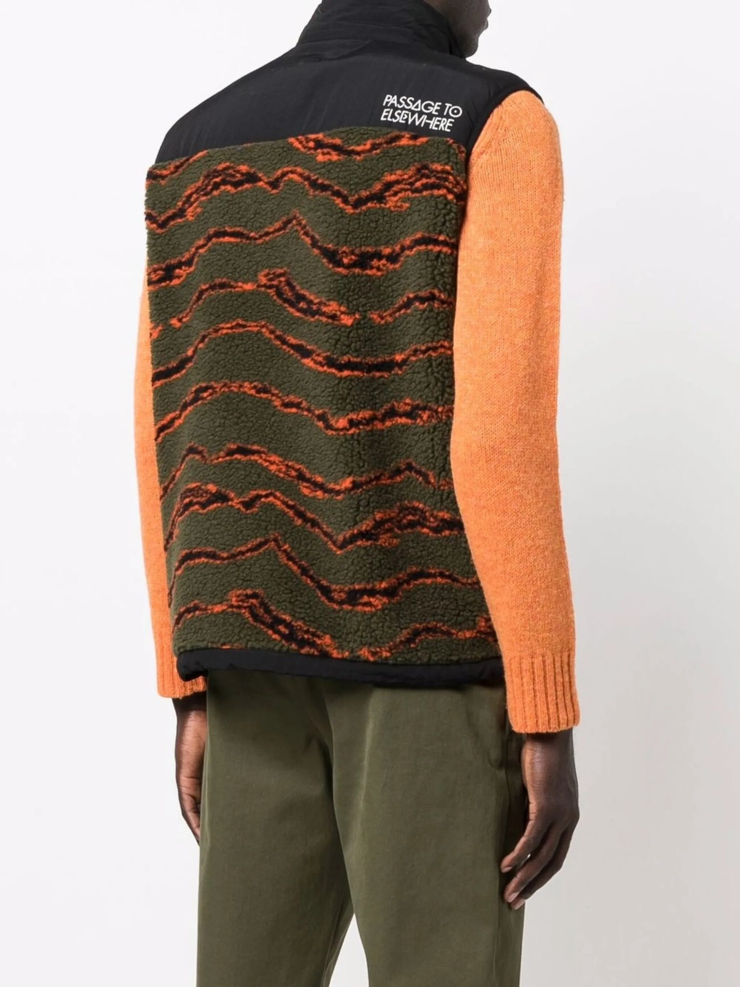 camouflage-print pile zipped gilet