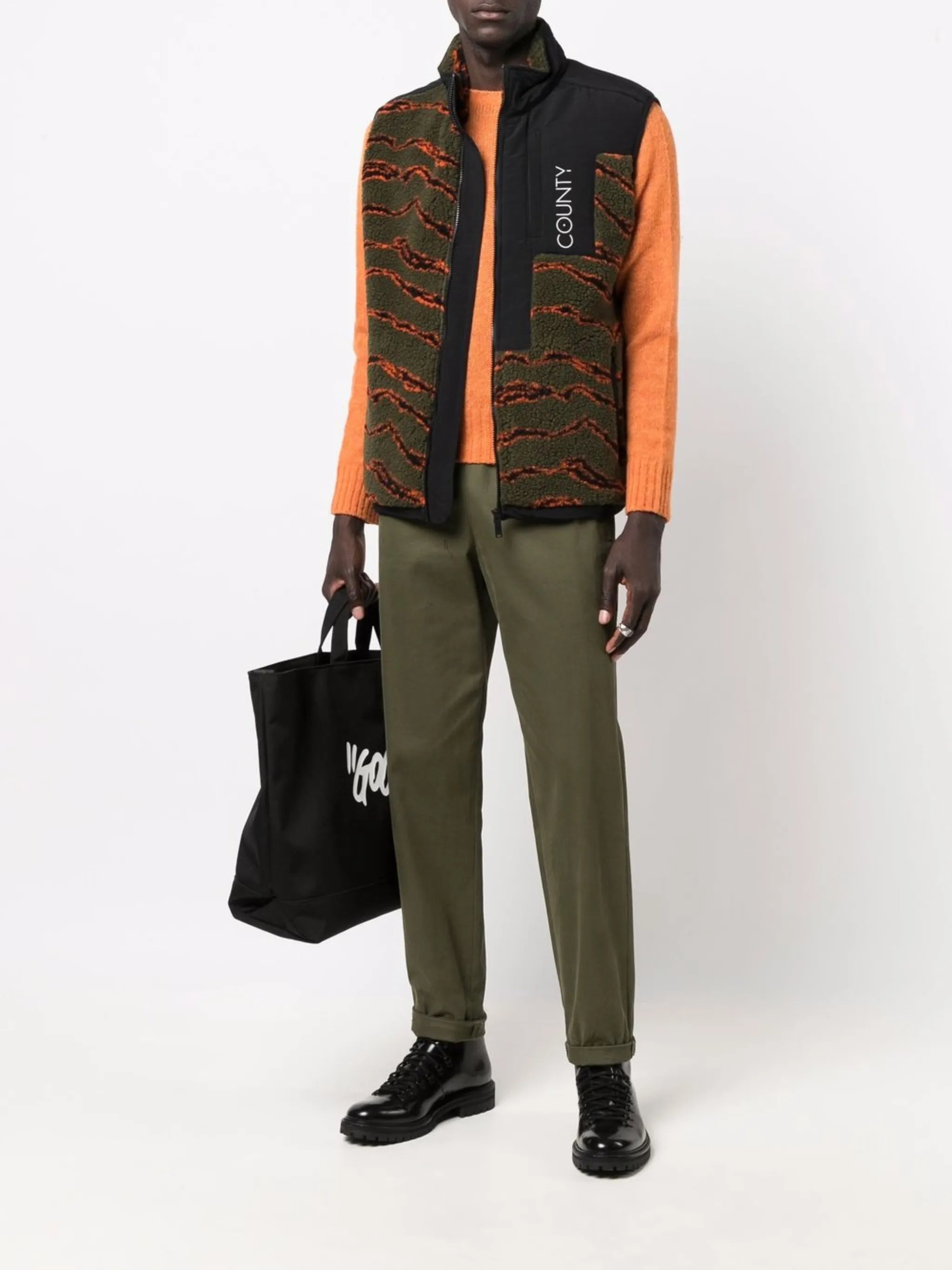 camouflage-print pile zipped gilet