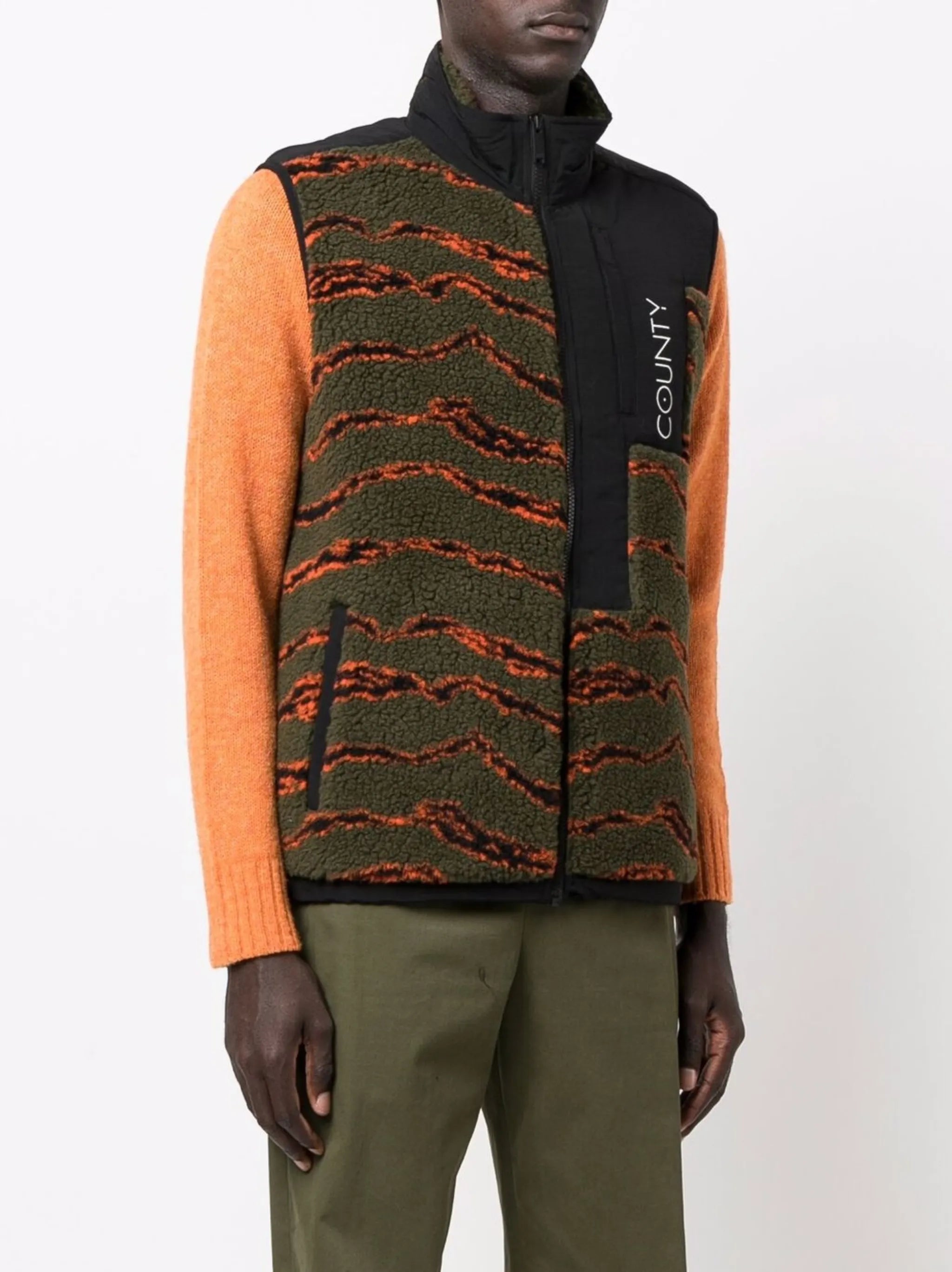 camouflage-print pile zipped gilet