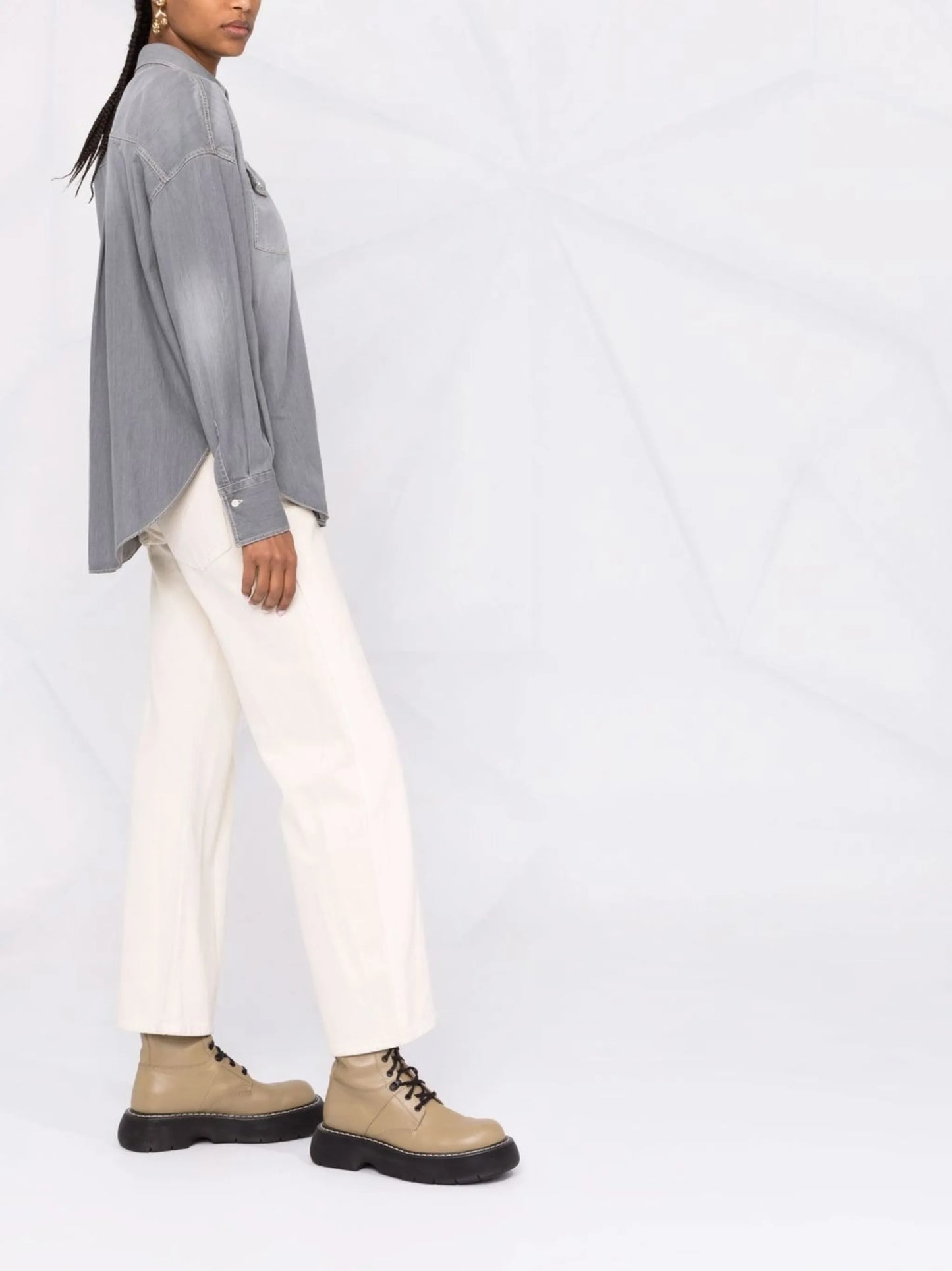 snap-fastening denim shirt