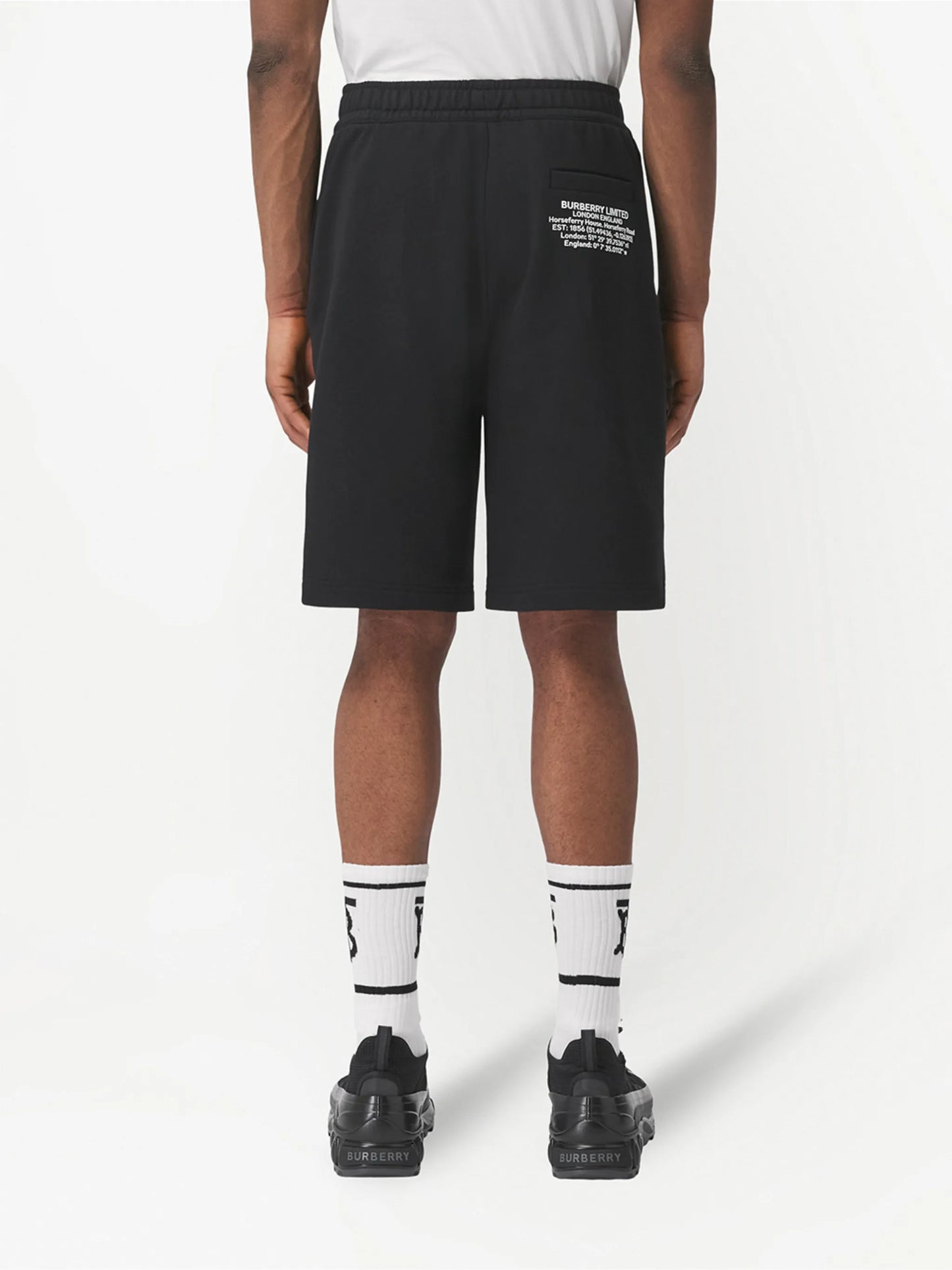 Ari coordinates print track shorts