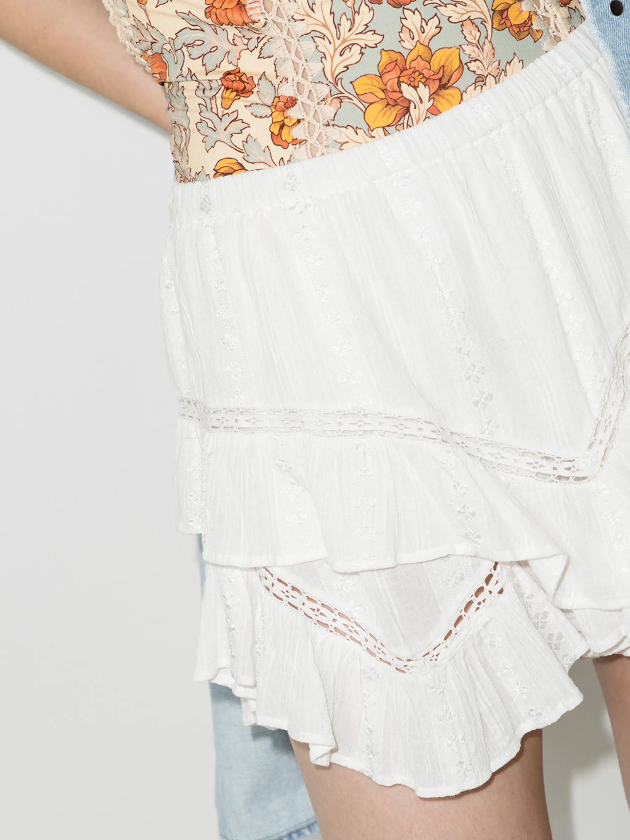 Jocadia ruffled thigh-length shorts