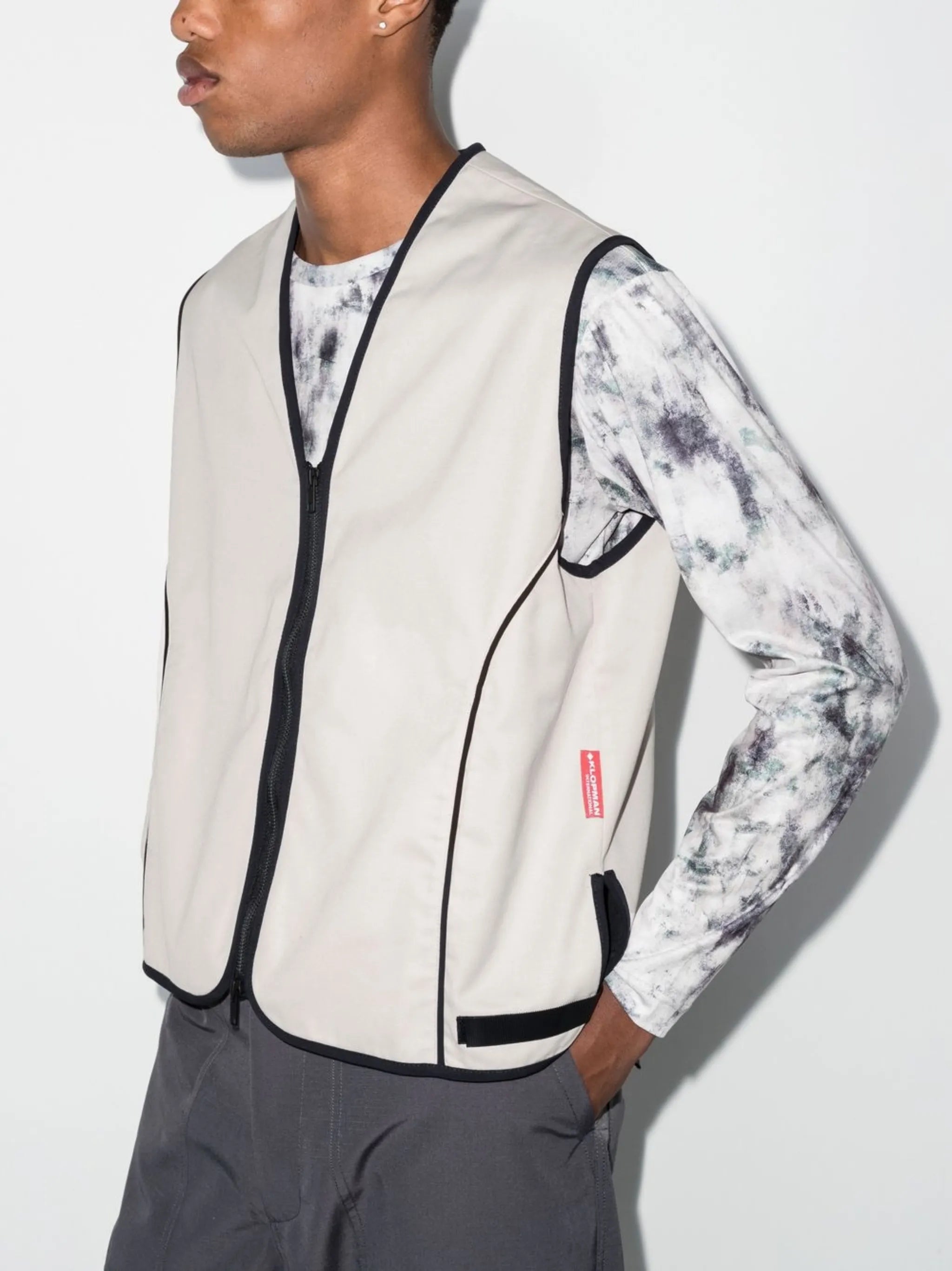 zip-fastening sleeveless jacket