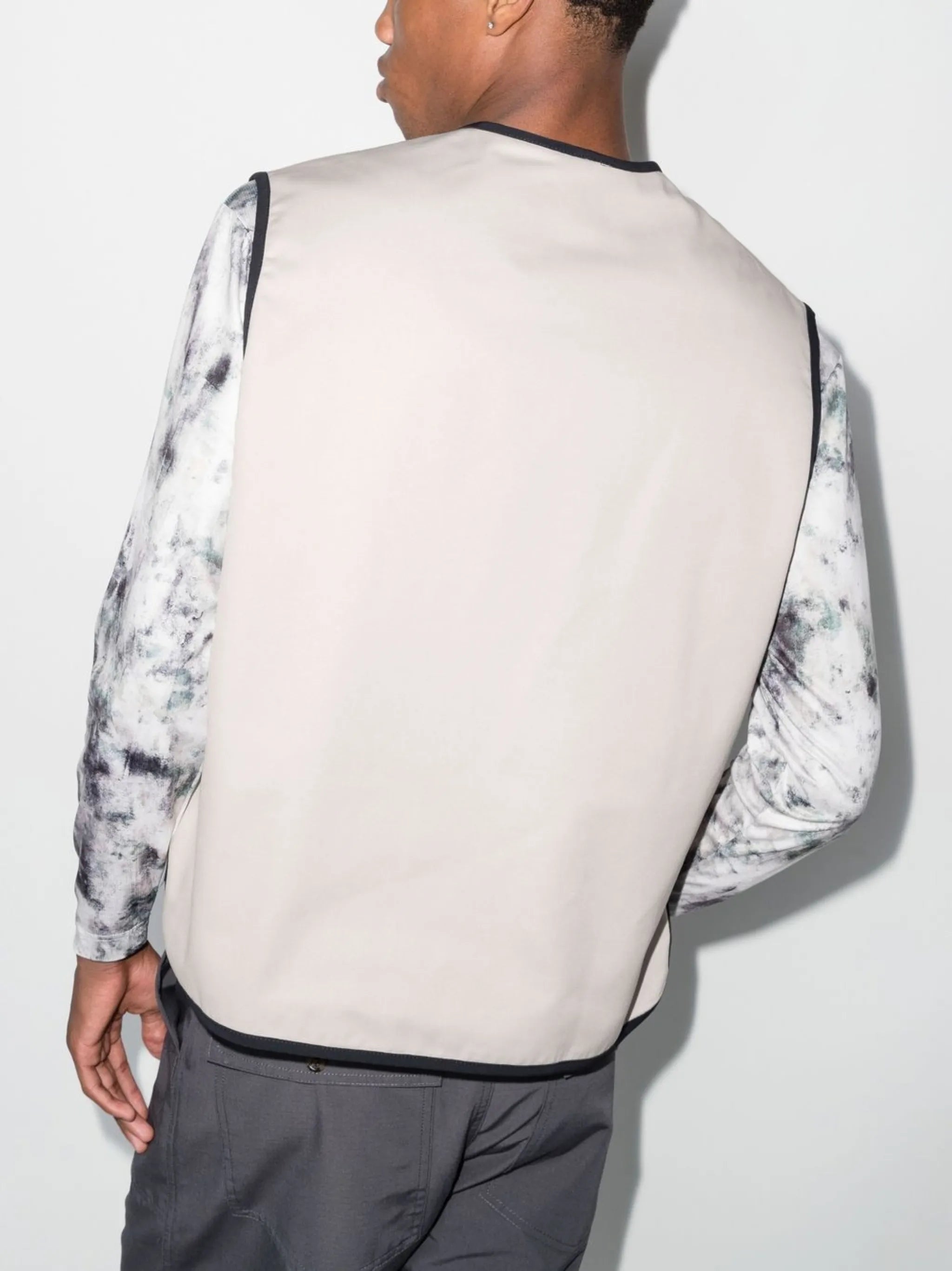 zip-fastening sleeveless jacket