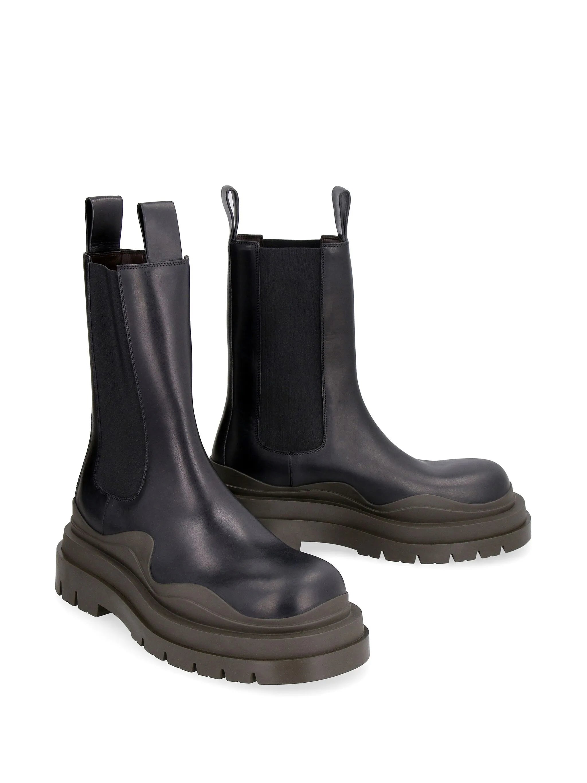 Tire contrasting ridged-sole boots