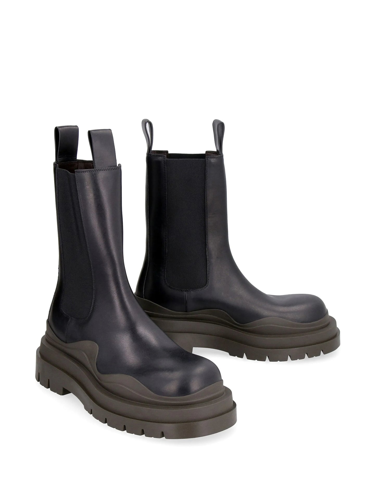 Tire contrasting ridged-sole boots
