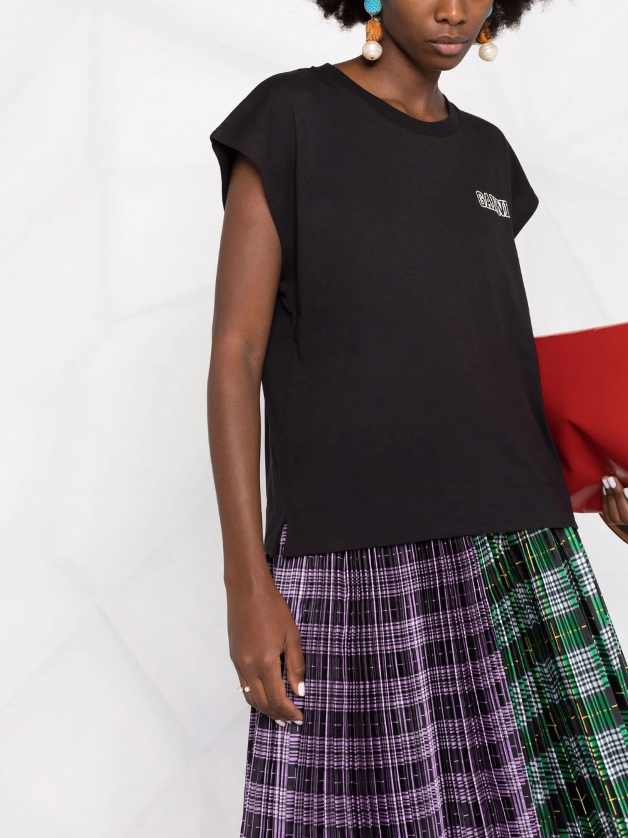 logo-embroidered T-shirt