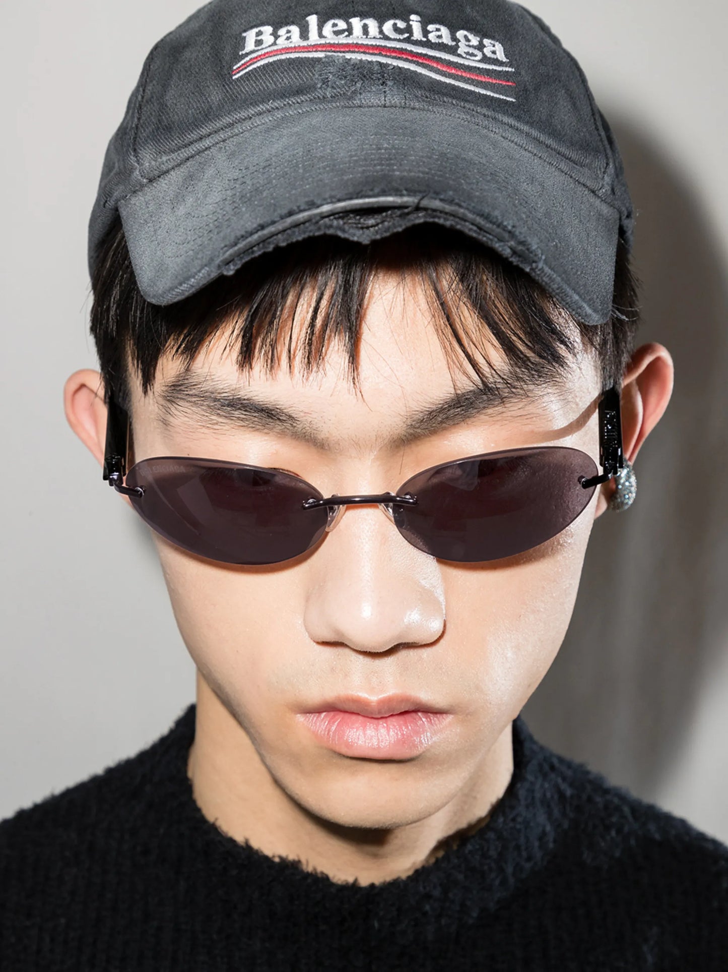 Invisible oval-frame sunglasses