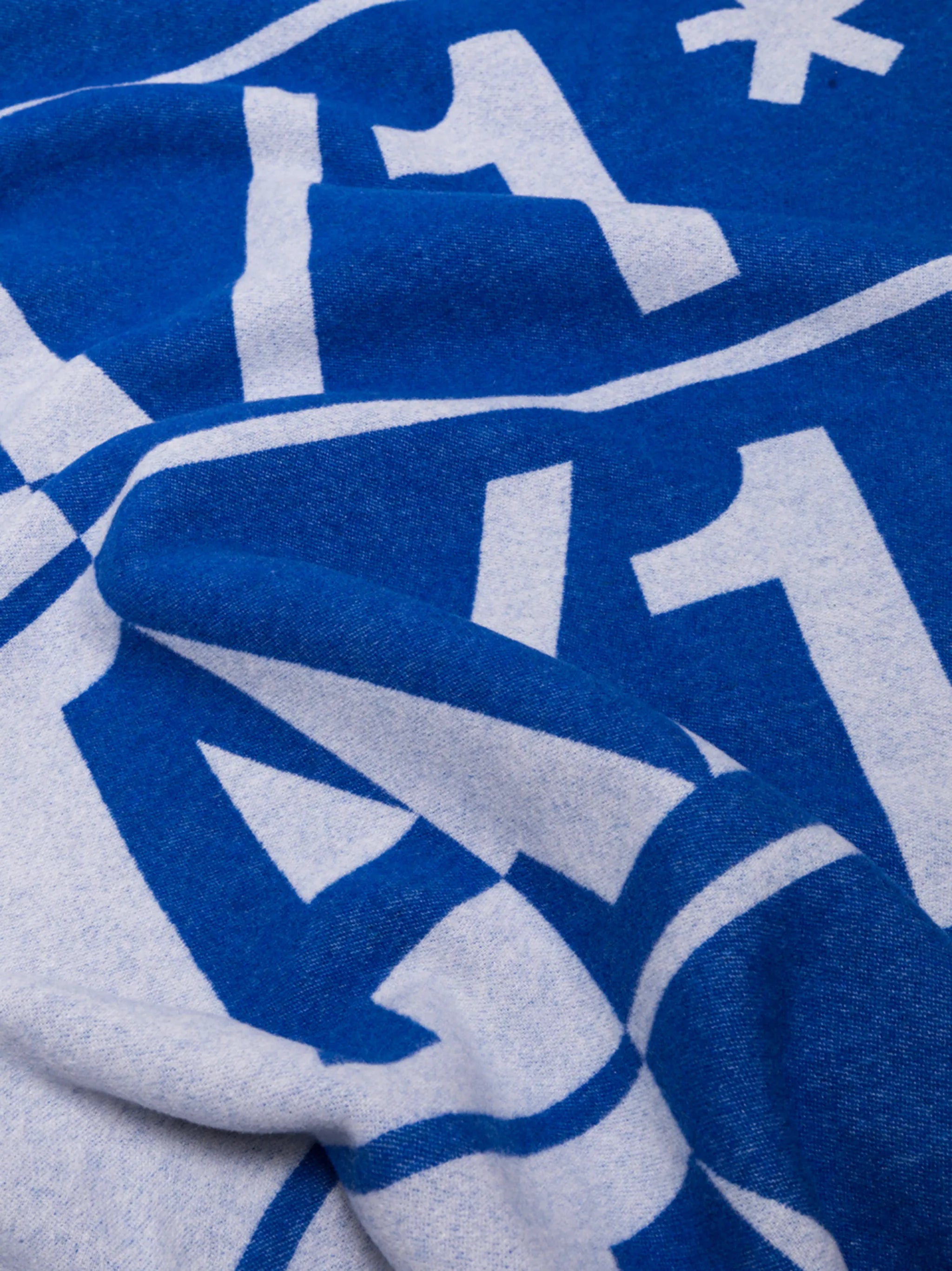 intarsia-knit logo blanket scarf