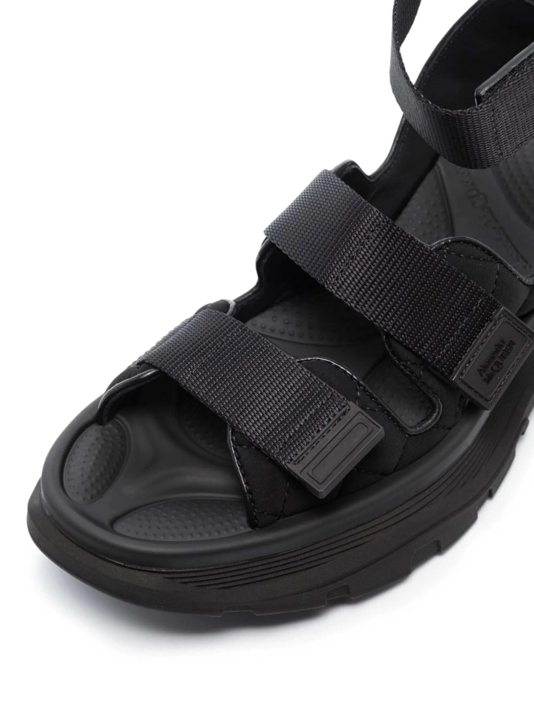 Tread flat sandals