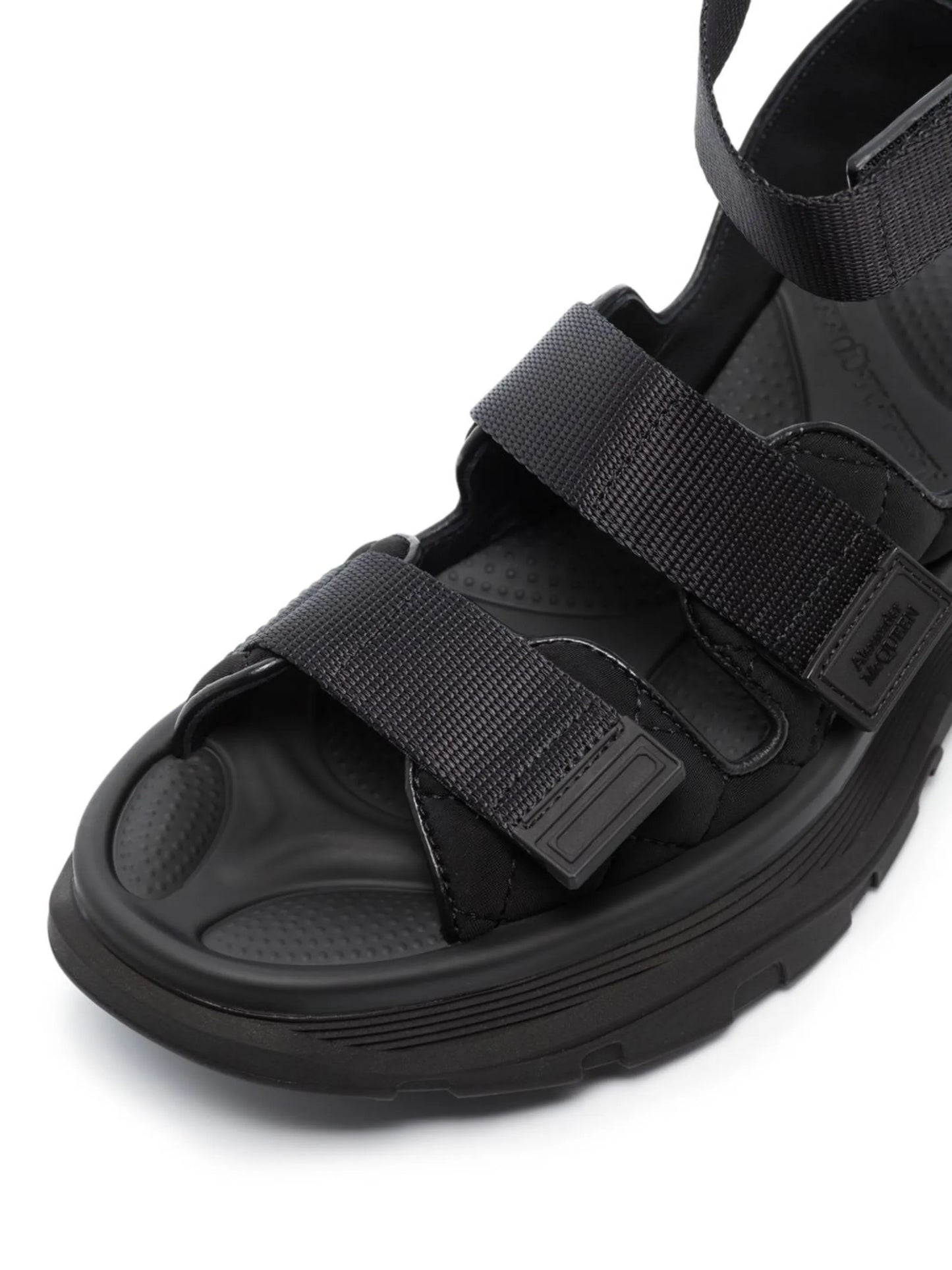 Tread flat sandals