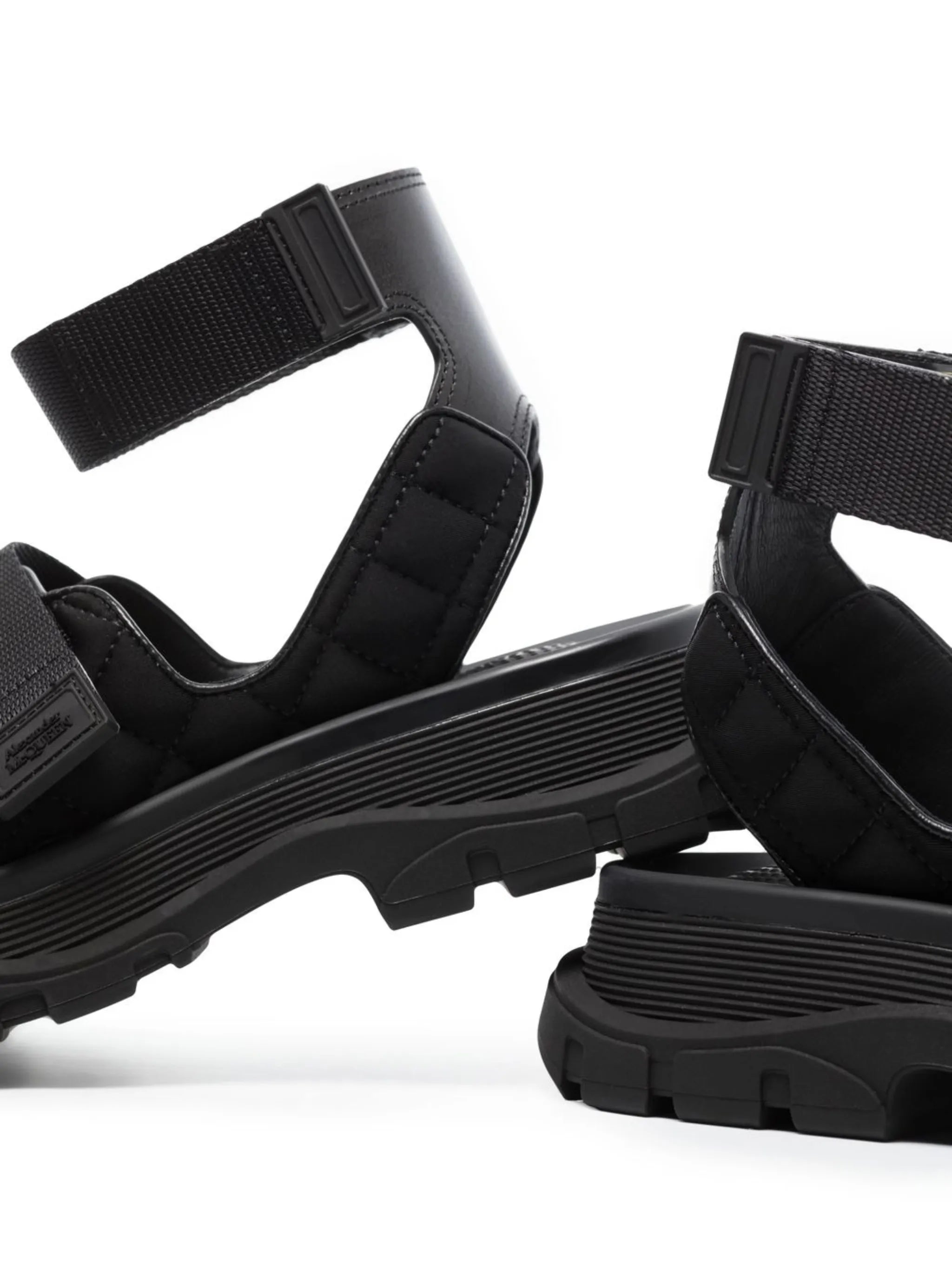 Tread flat sandals