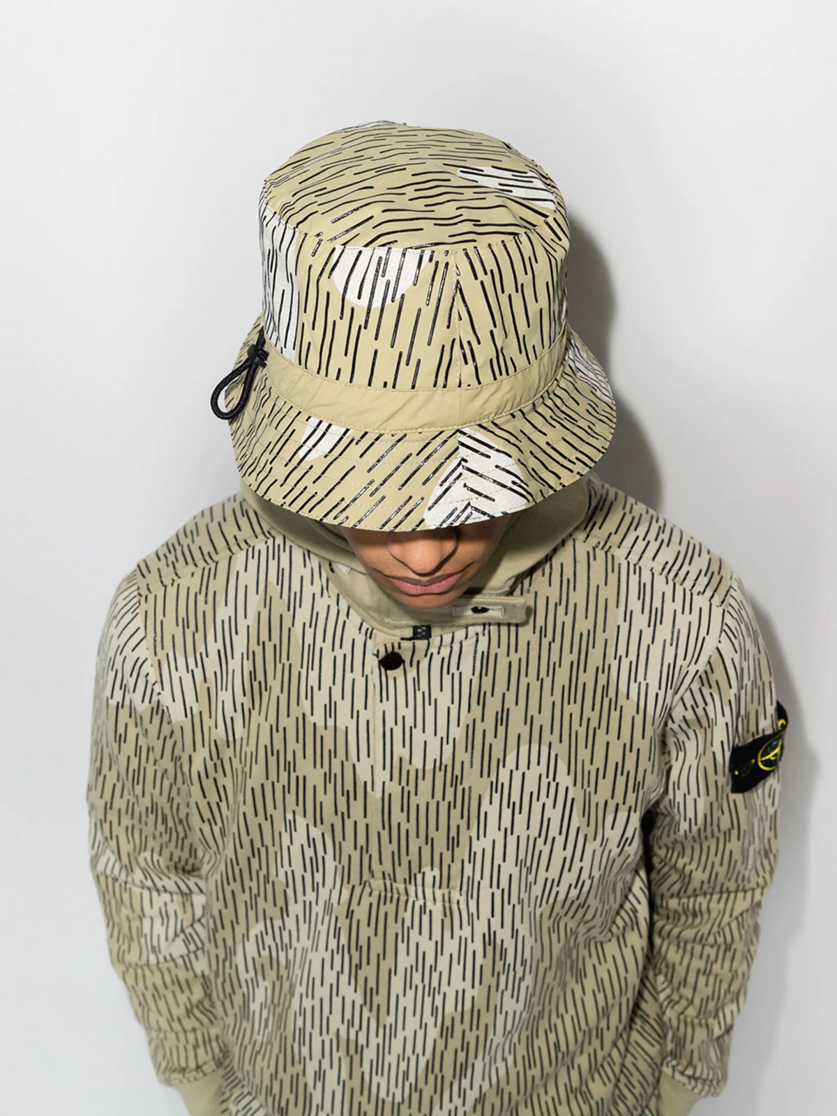 Compass logo printed bucket hat