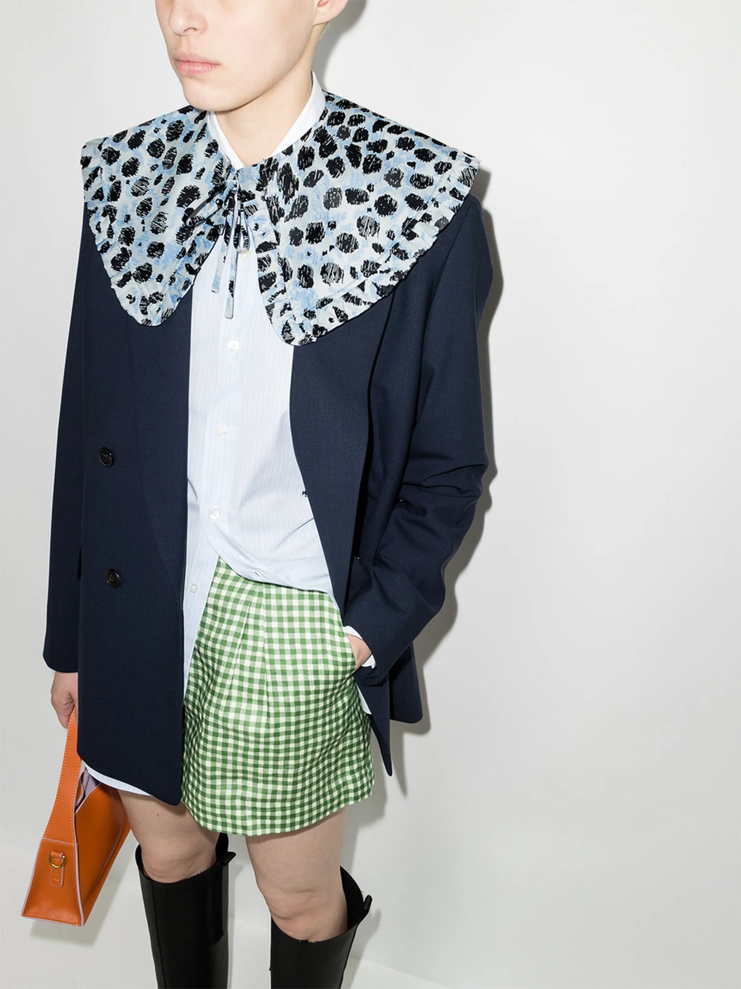 leopard-print ruffled collar
