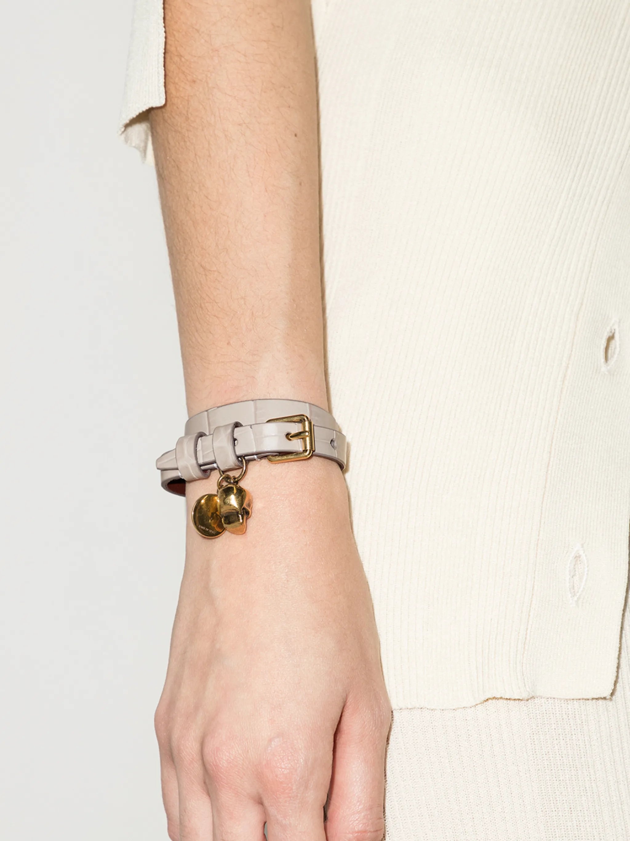 skull pendant bucked bracelet