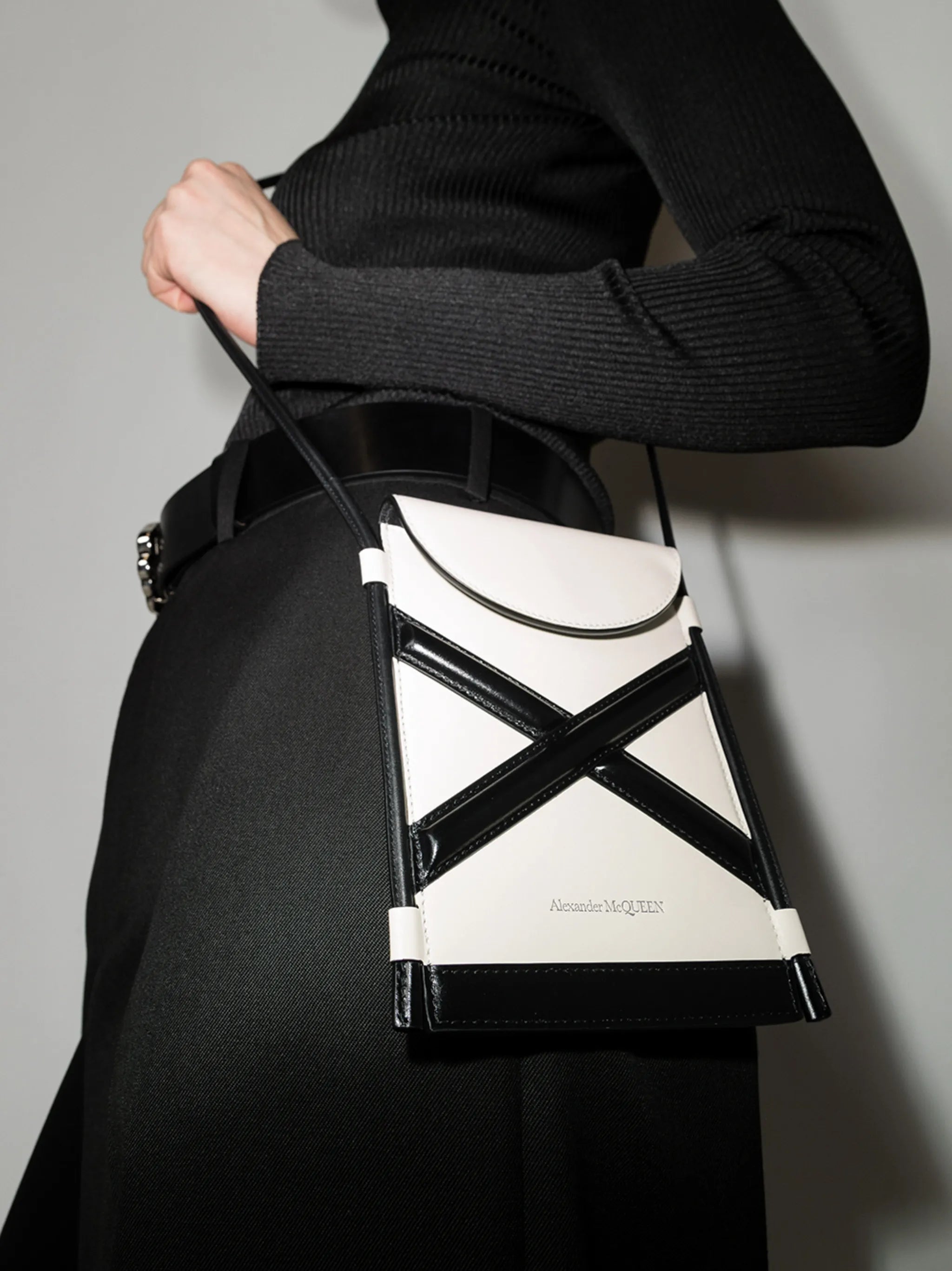 micro The Curve crossbody bag