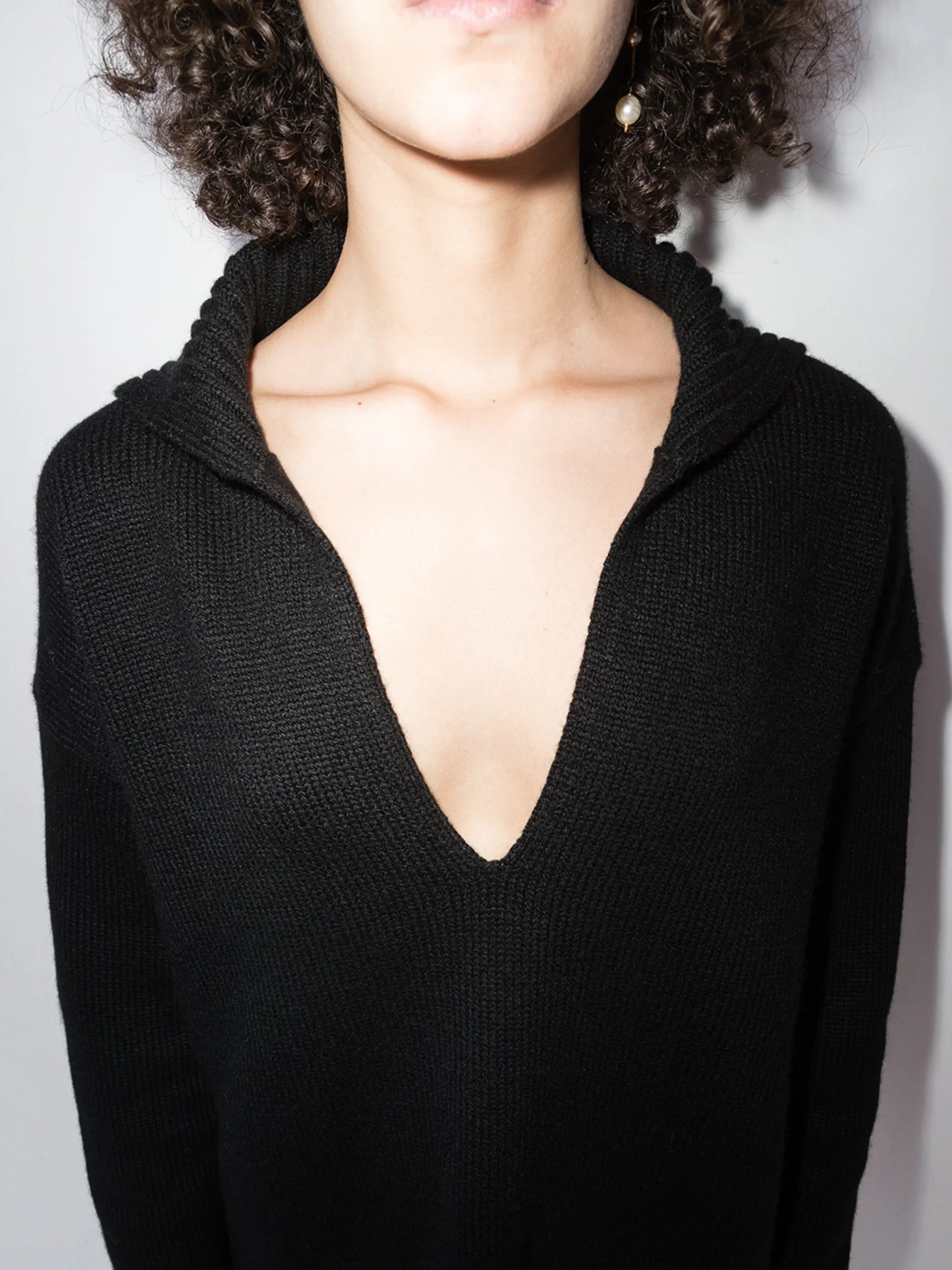 loose-fit V-neck jumper