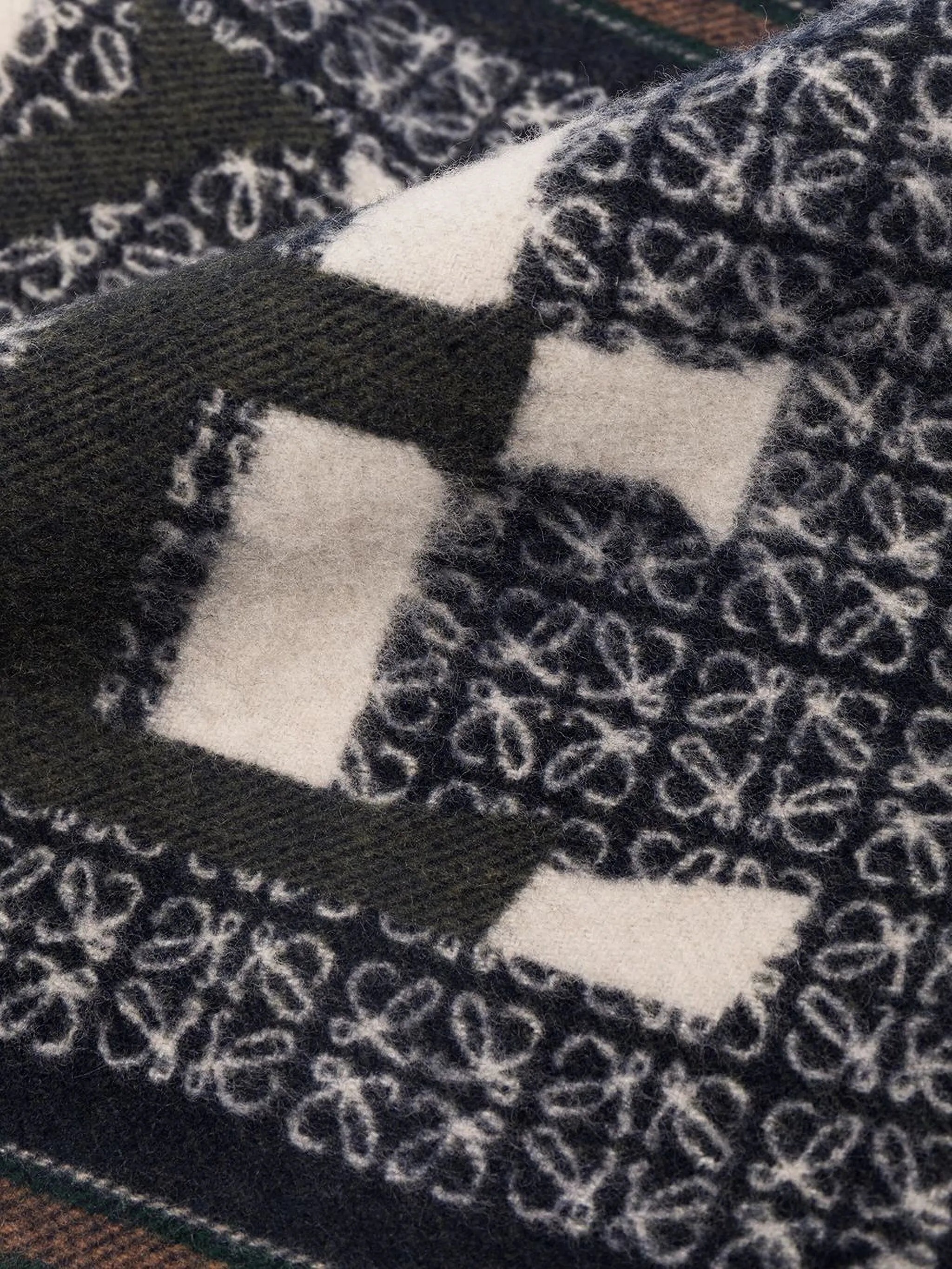 Love jacquard scarf