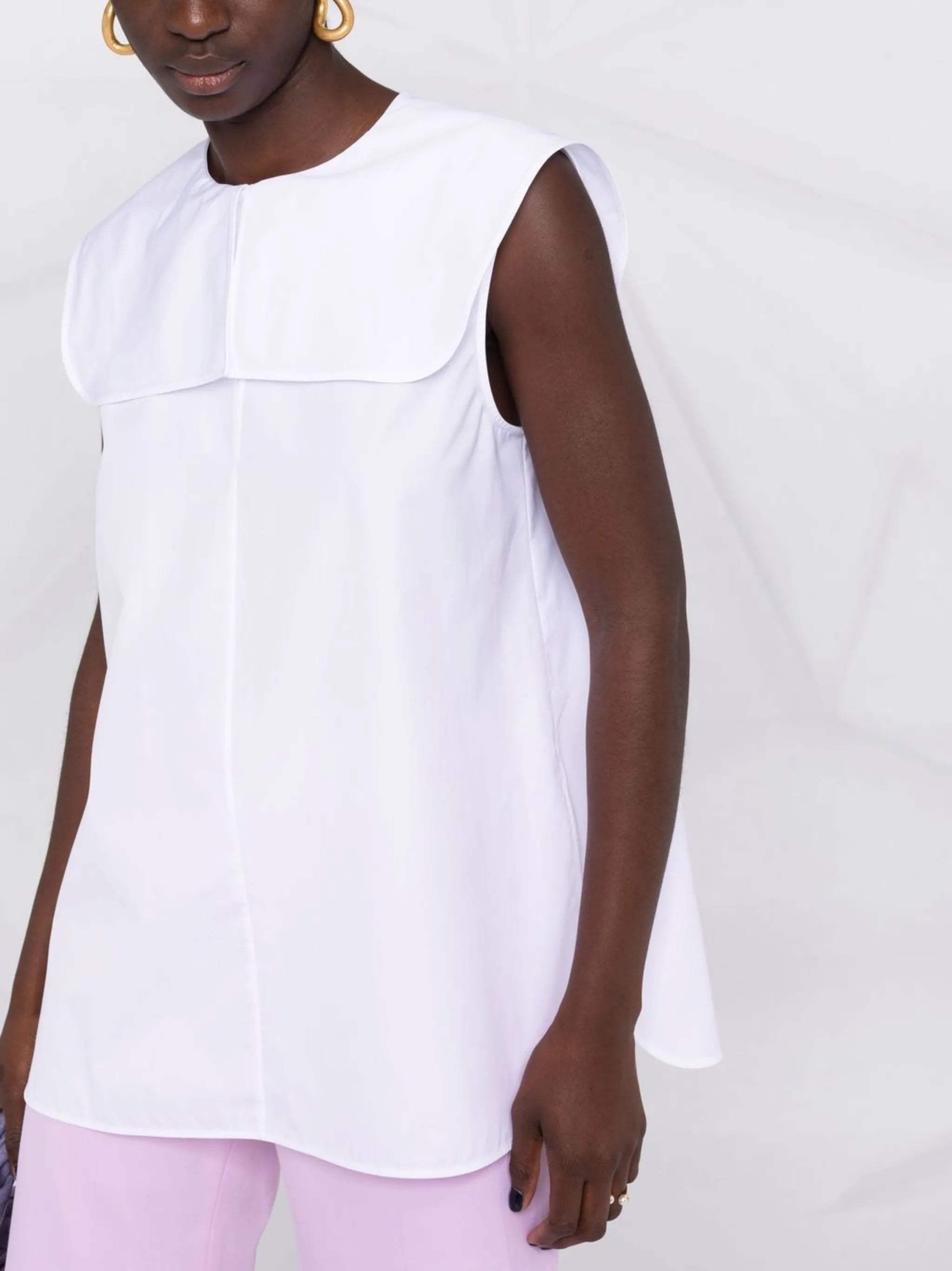 gout-closure sleeveless blouse
