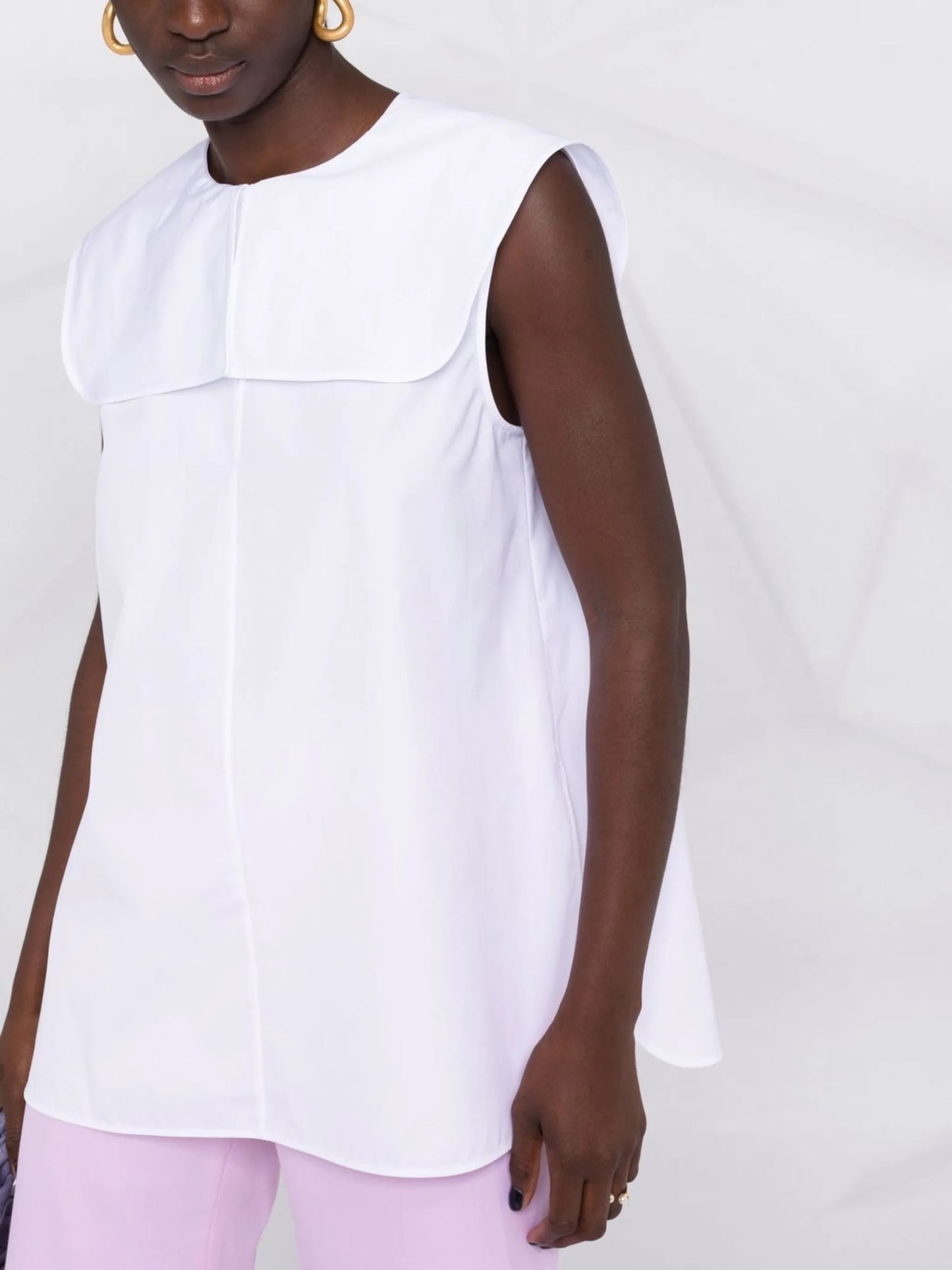 gout-closure sleeveless blouse