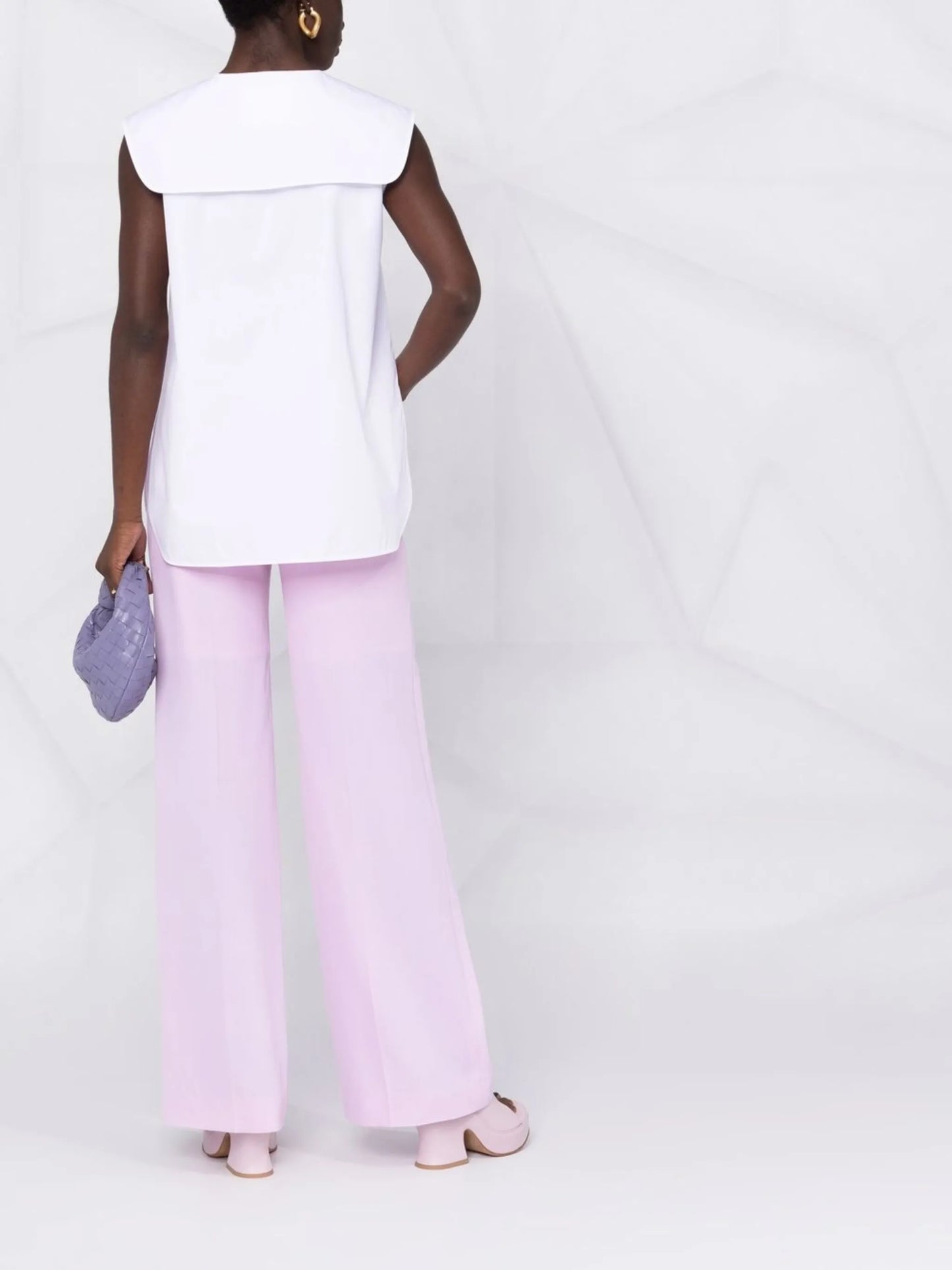 gout-closure sleeveless blouse