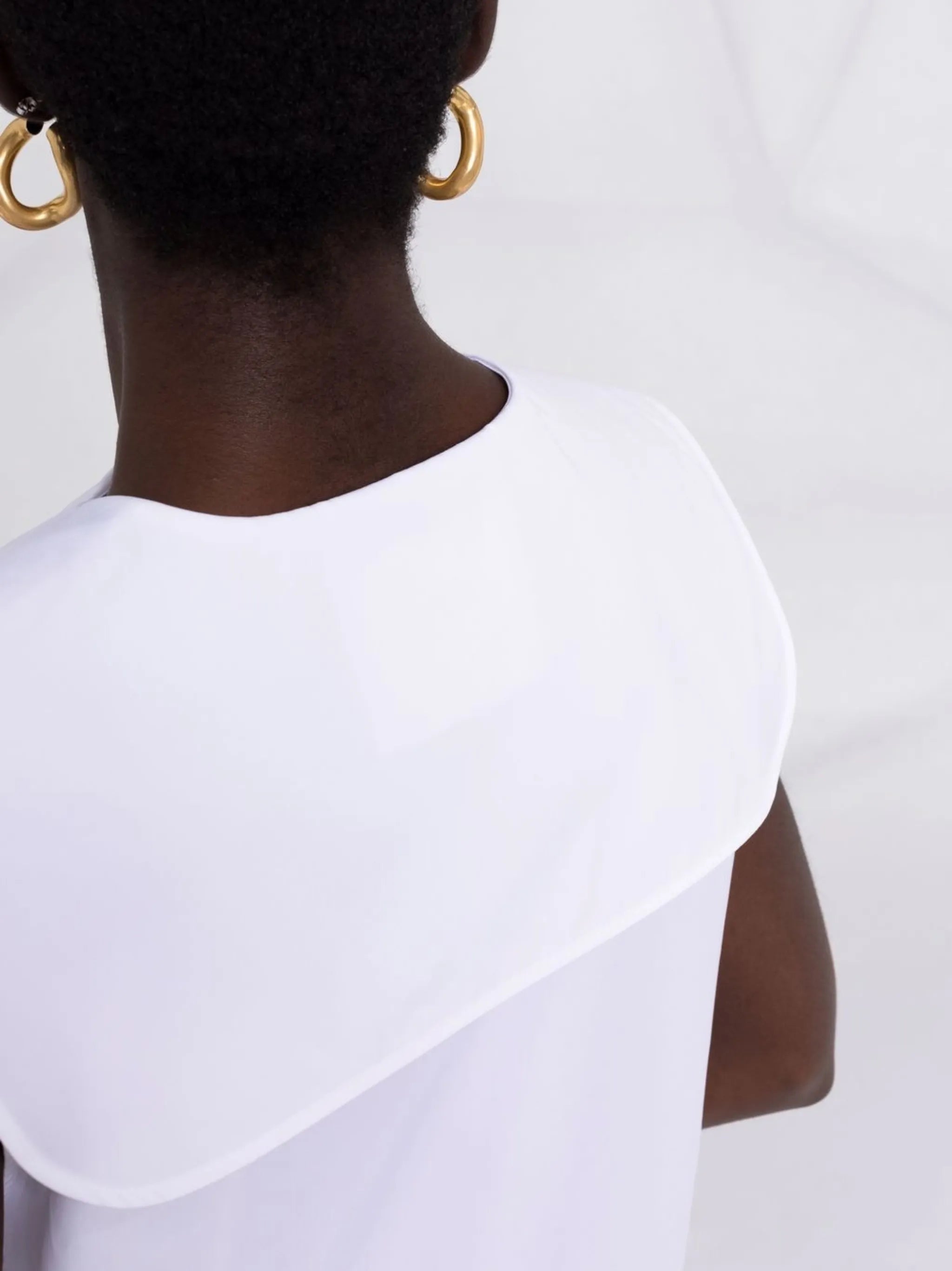 gout-closure sleeveless blouse