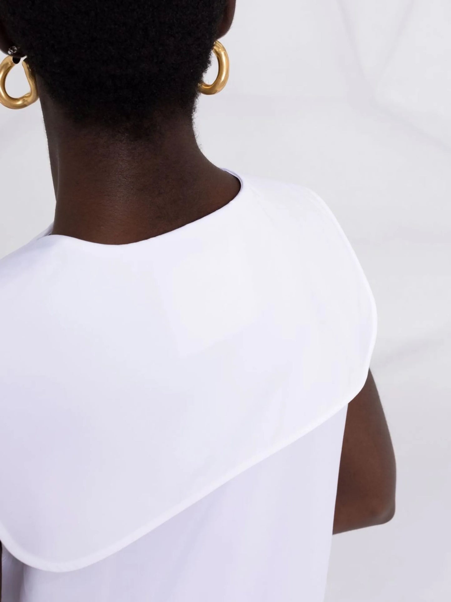gout-closure sleeveless blouse