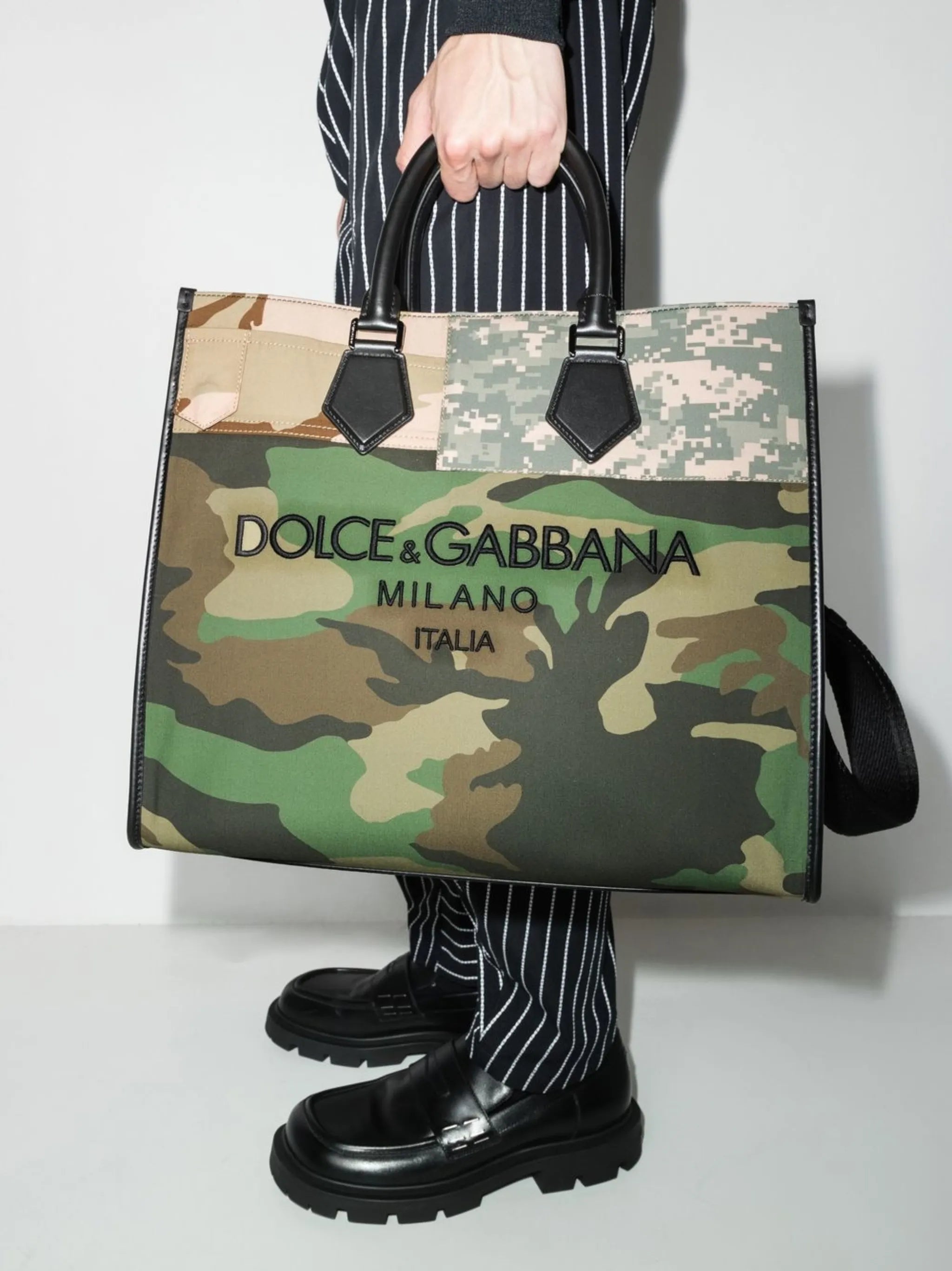 logo-embroidered camouflage shopper bag