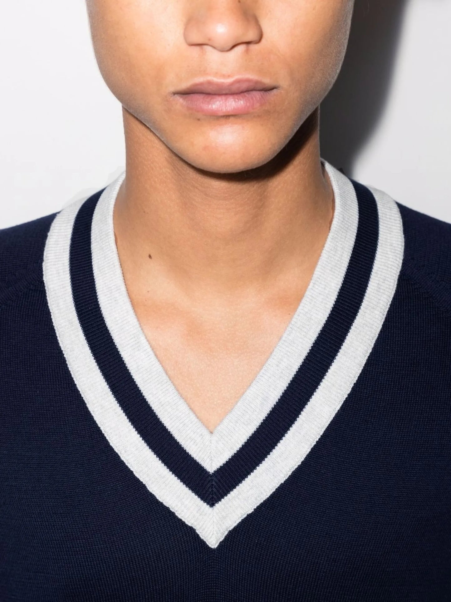 stripe-trim V-neck jumper