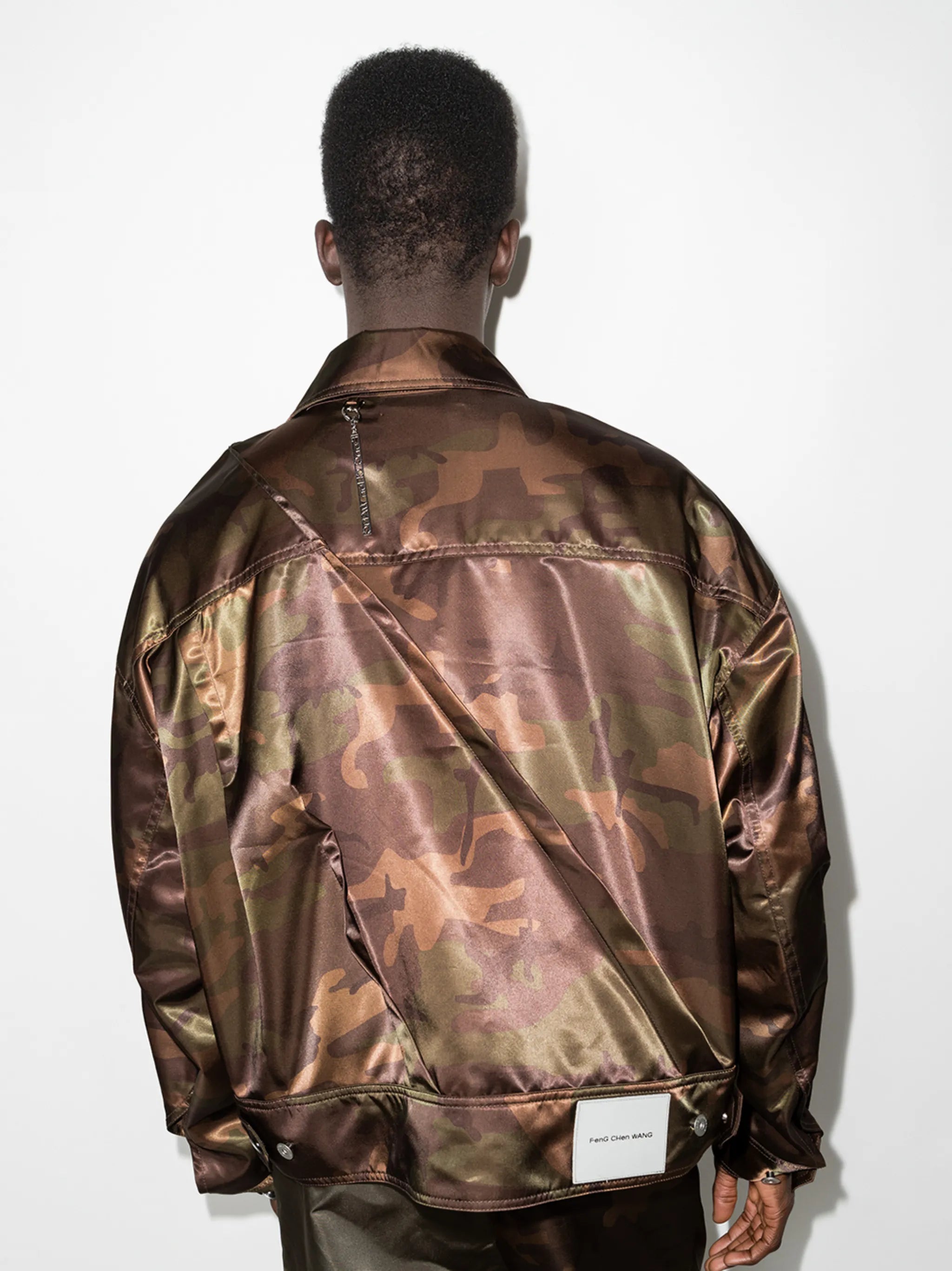camouflage-print pleated jacket