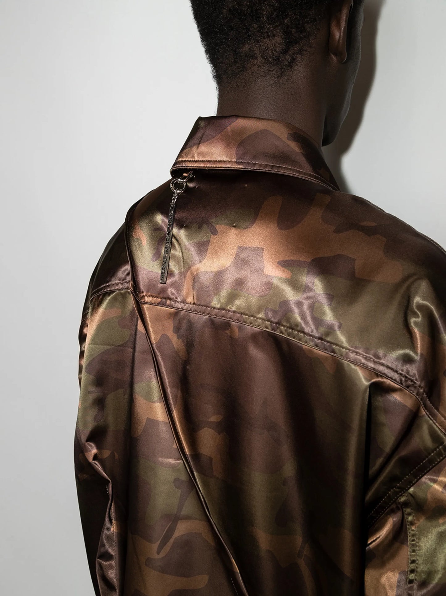 camouflage-print pleated jacket