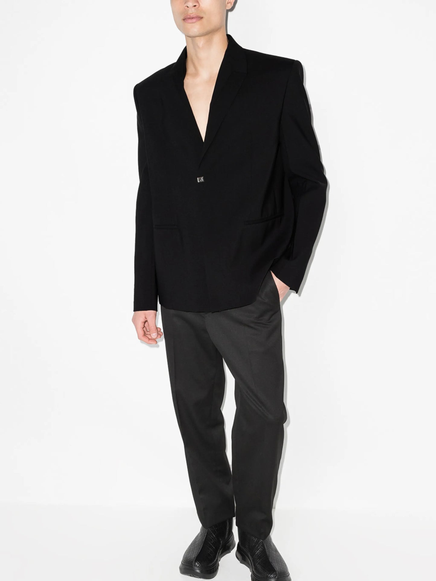 wide-shoulder tailored blazer