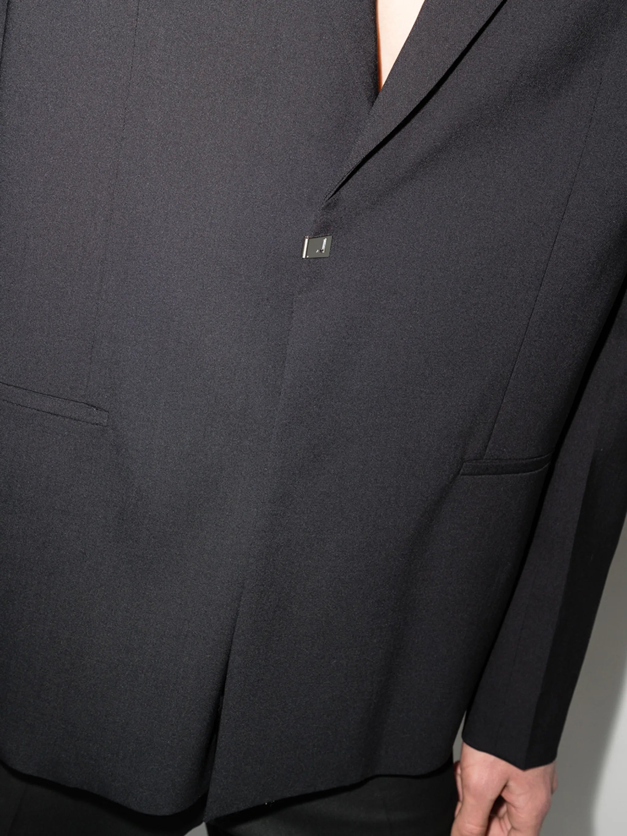 wide-shoulder tailored blazer