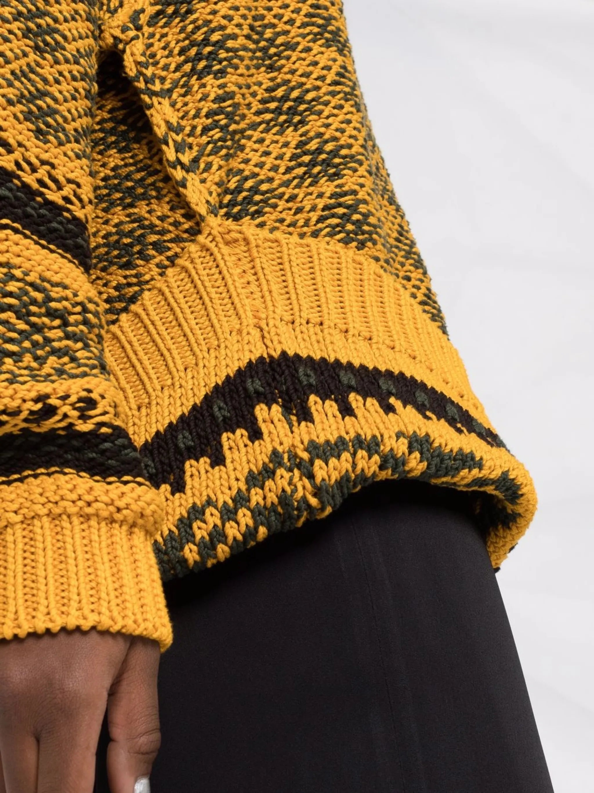inside-out effect V-neck jumper