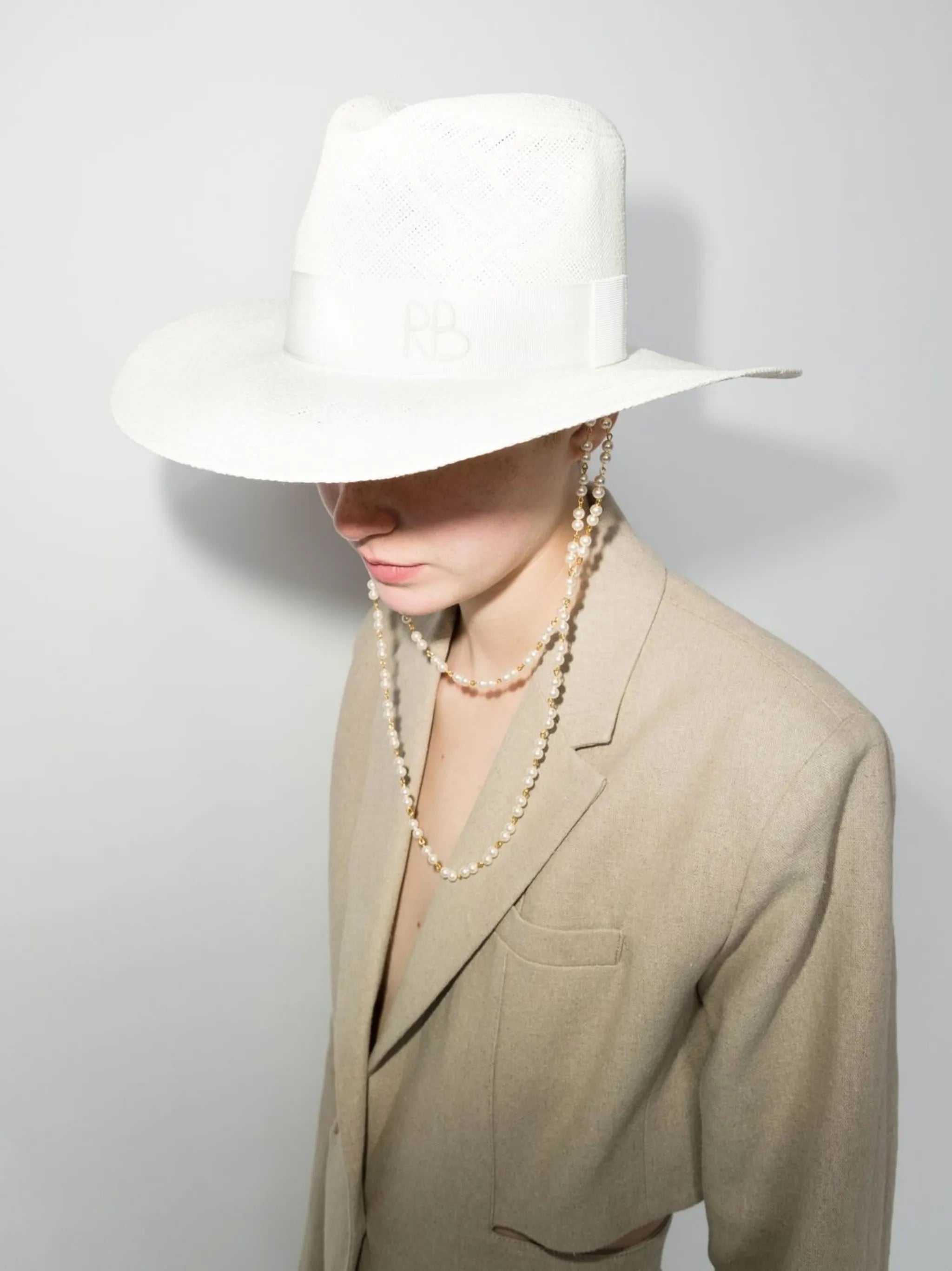 chain-strap wide-brim hat