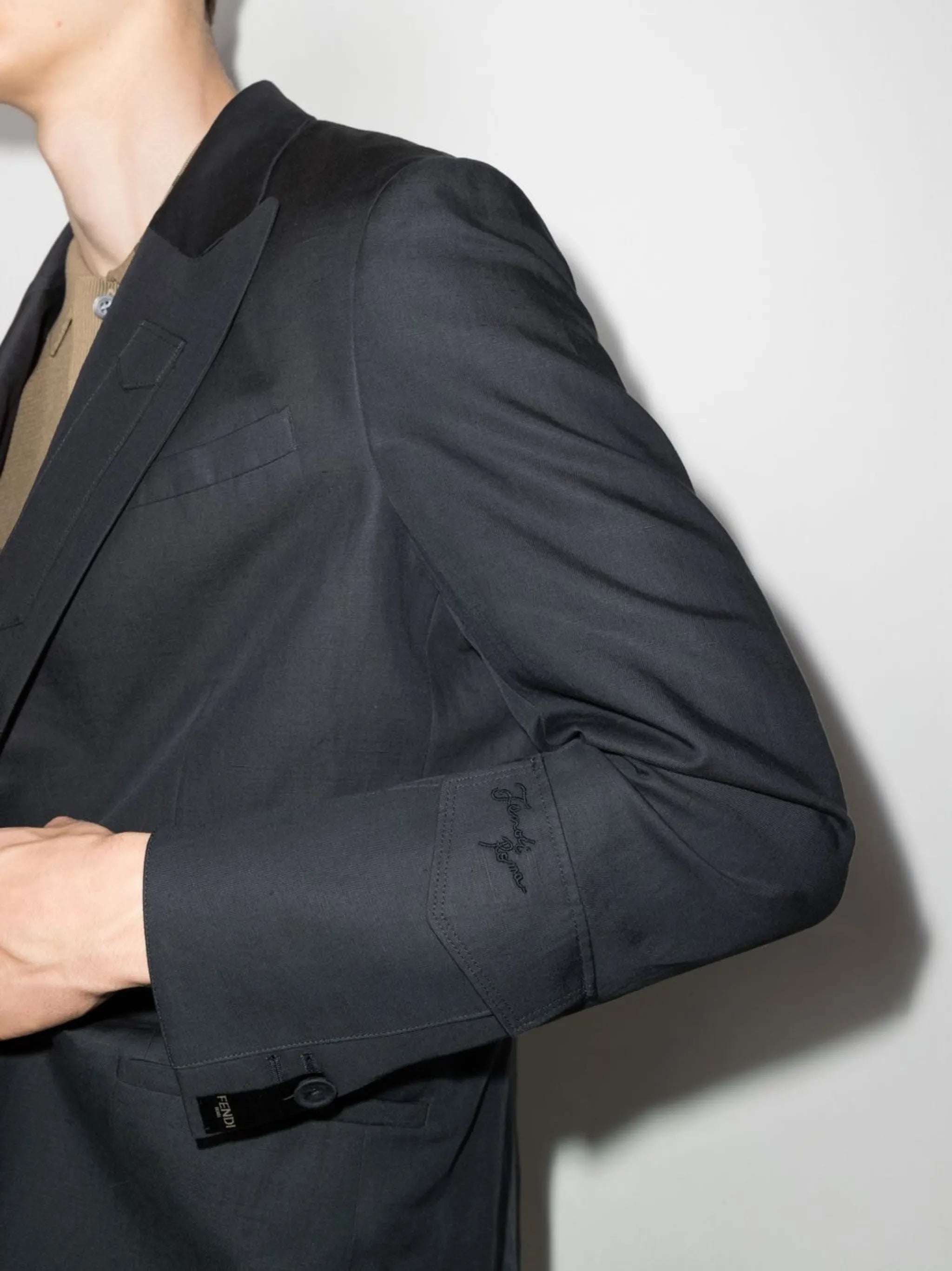 peak-lapel single-breasted blazer