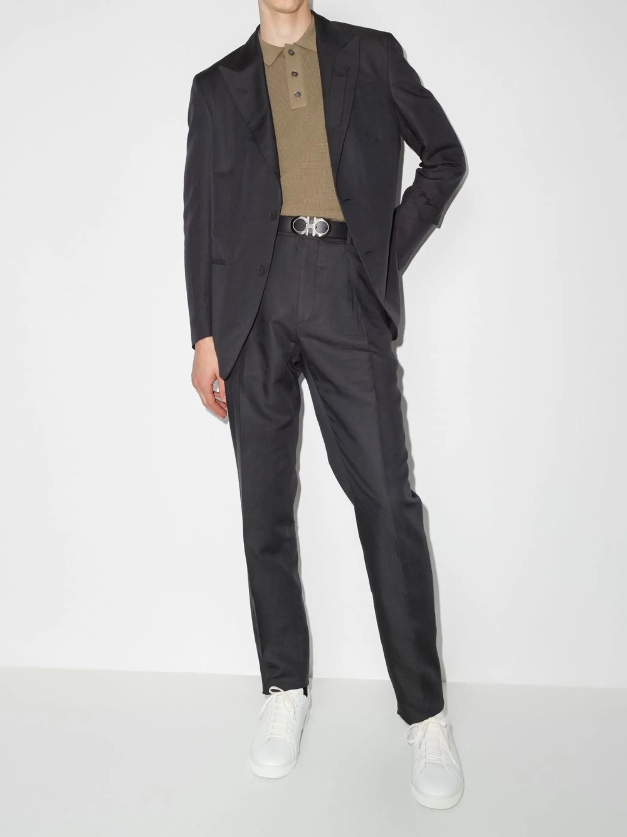 peak-lapel single-breasted blazer