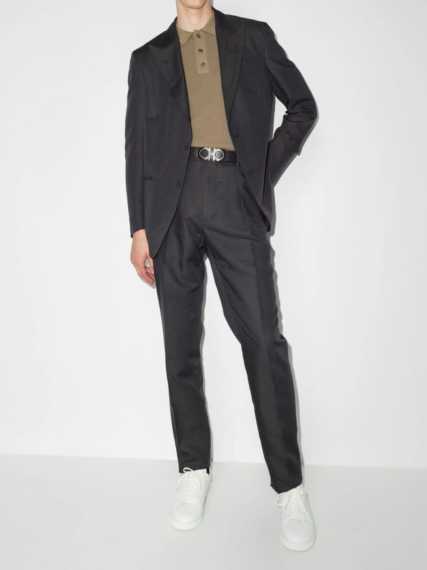 peak-lapel single-breasted blazer