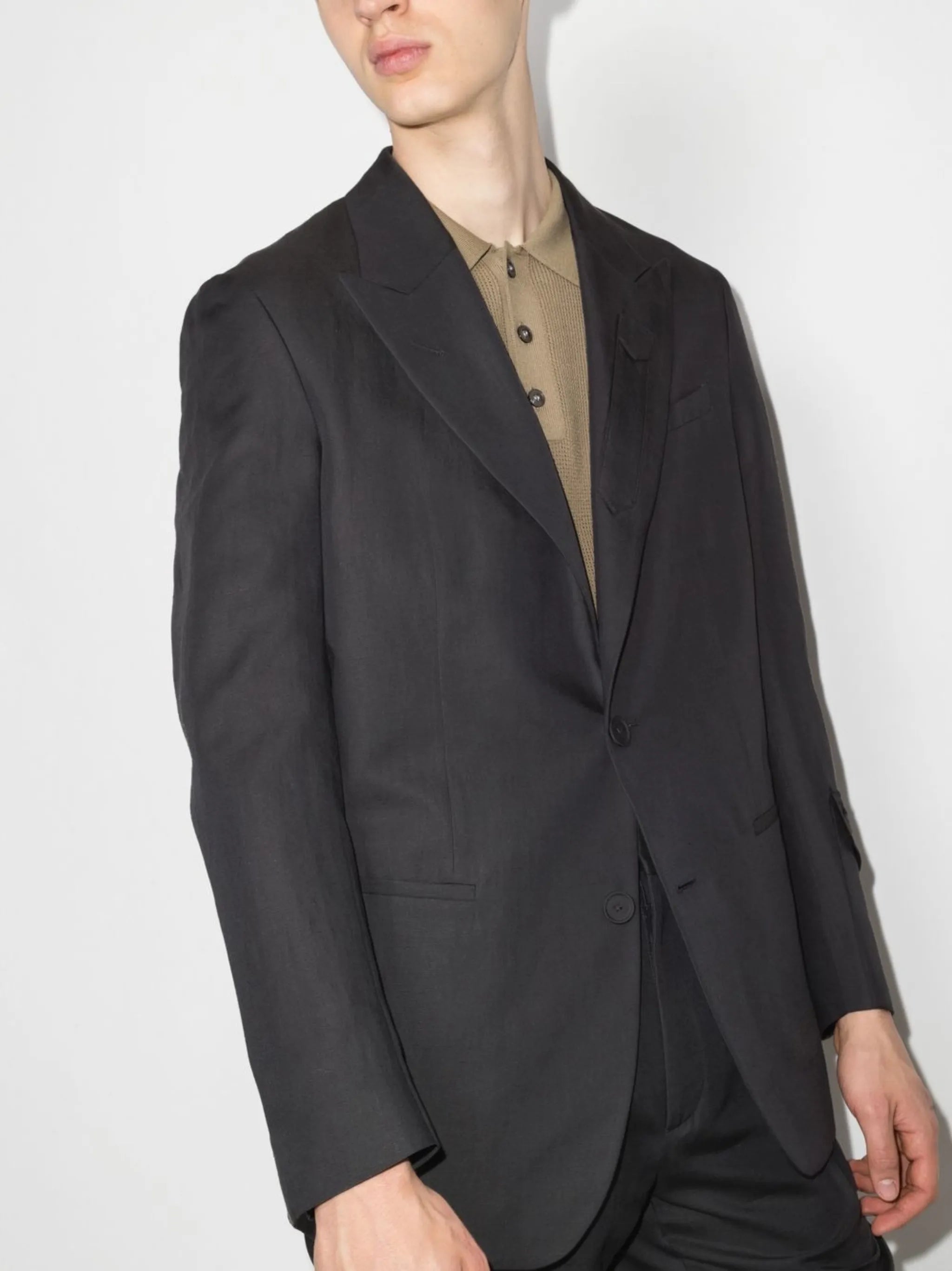 peak-lapel single-breasted blazer