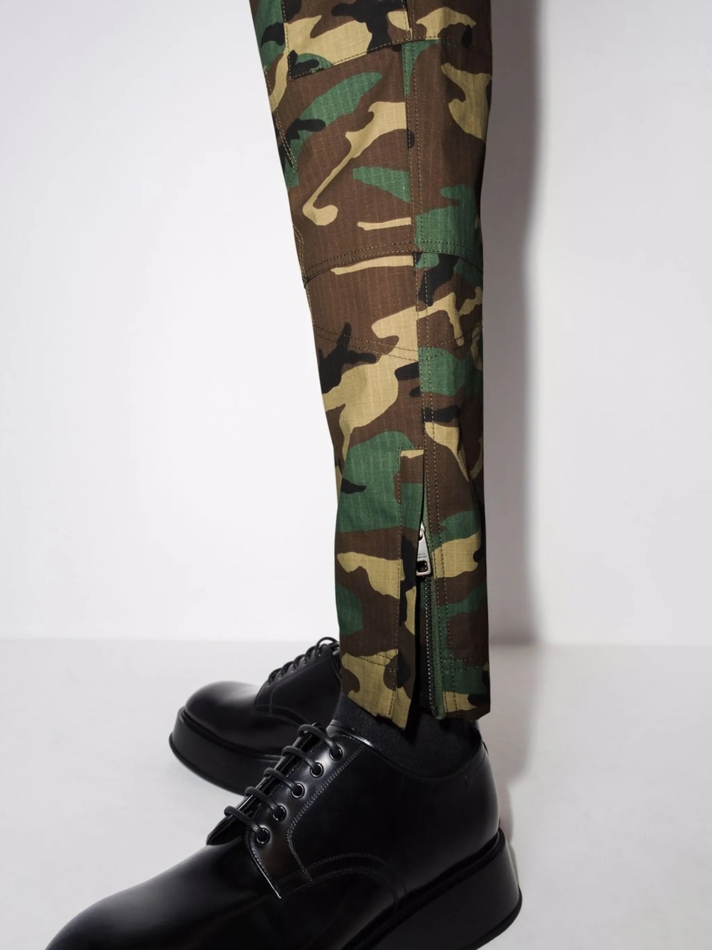 camouflage-print cropped cargo trousers