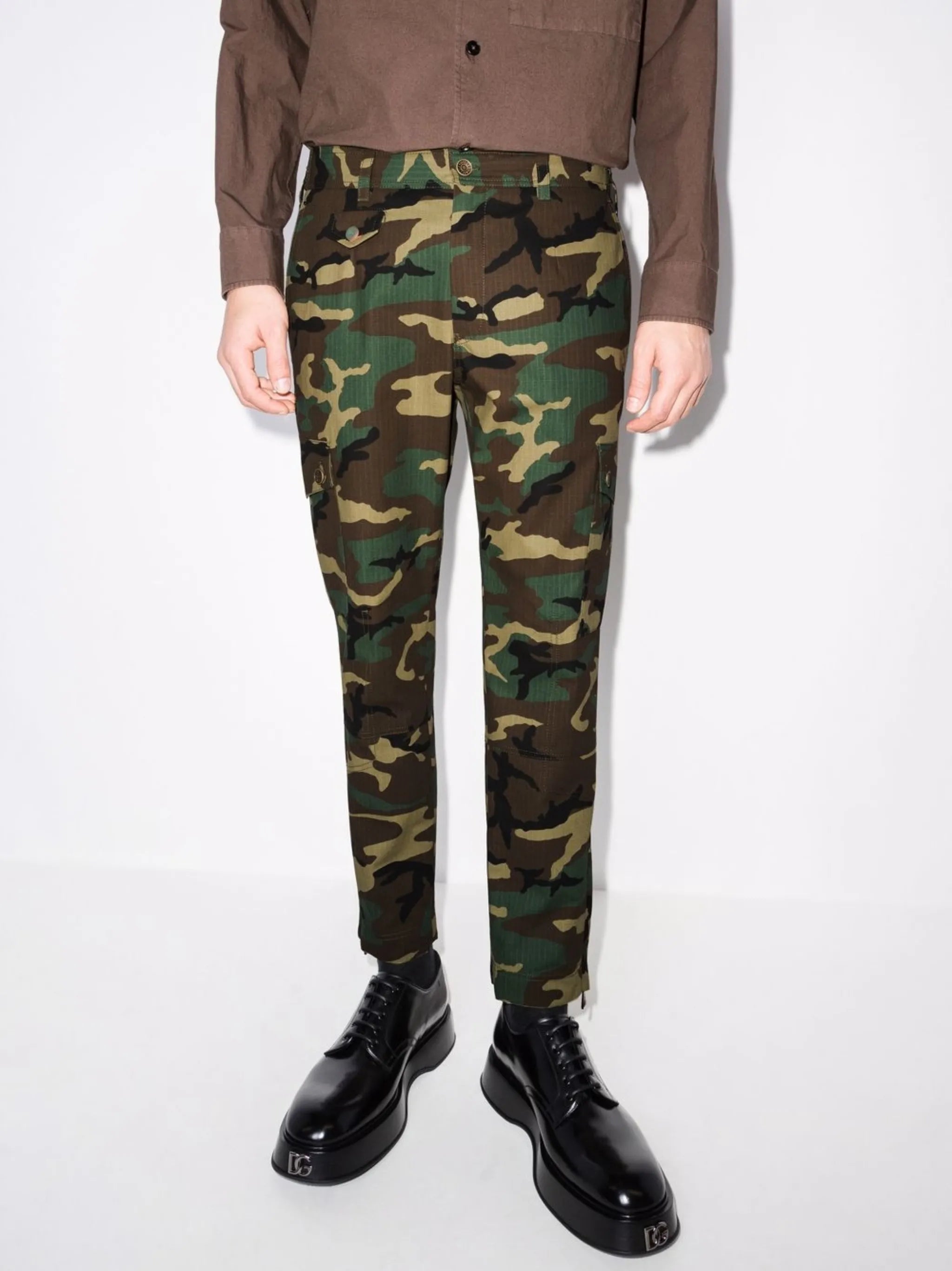 camouflage-print cropped cargo trousers