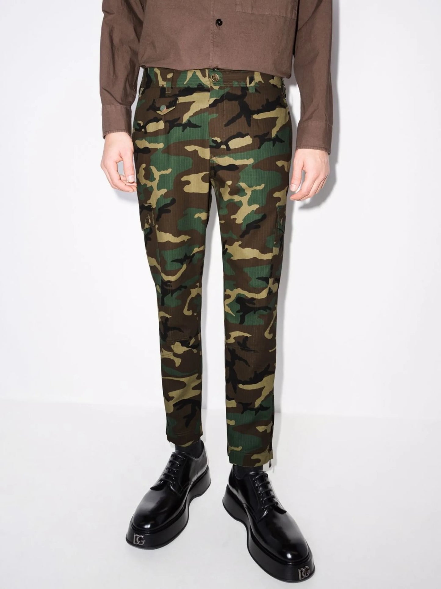 camouflage-print cropped cargo trousers
