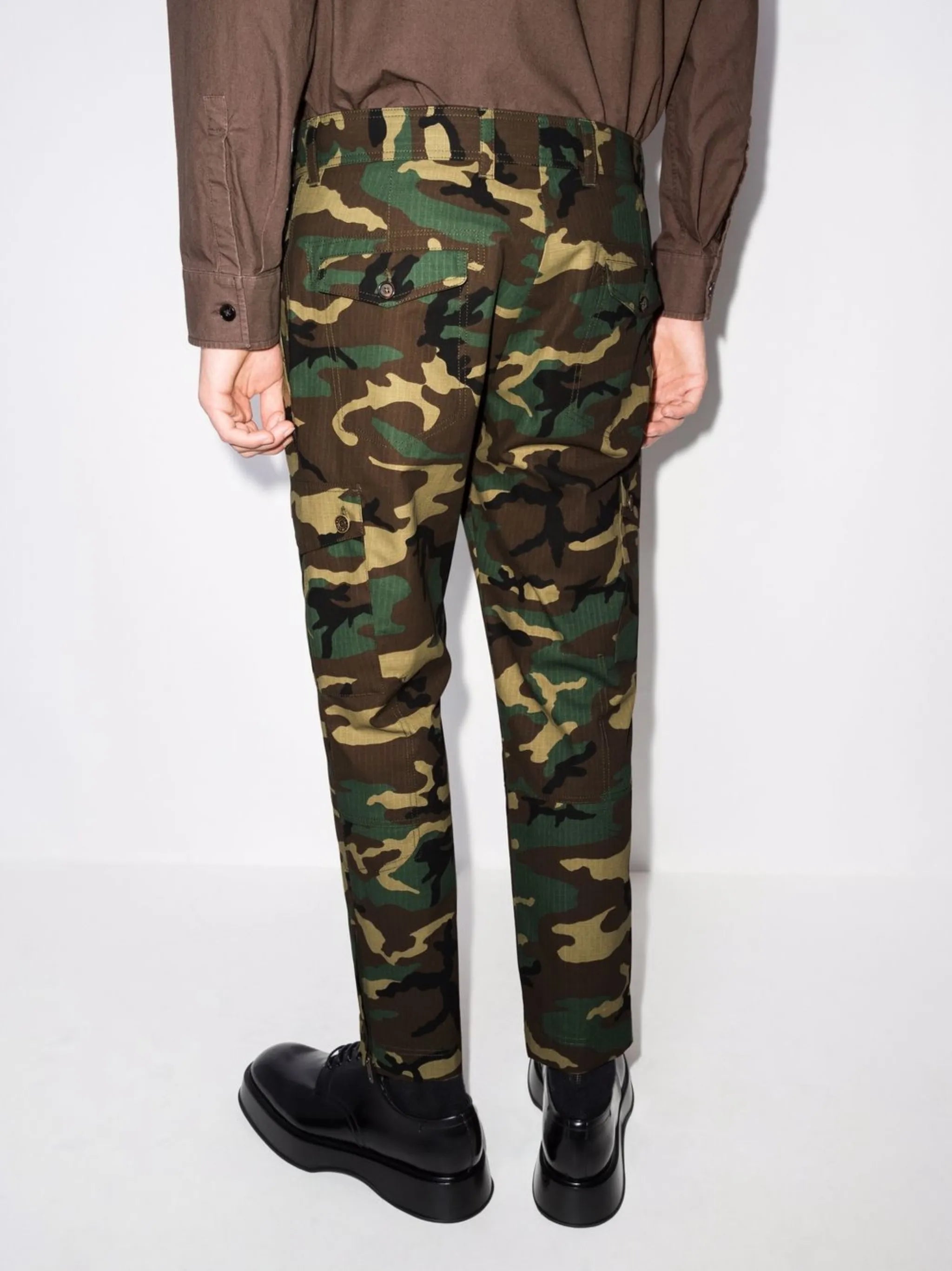 camouflage-print cropped cargo trousers